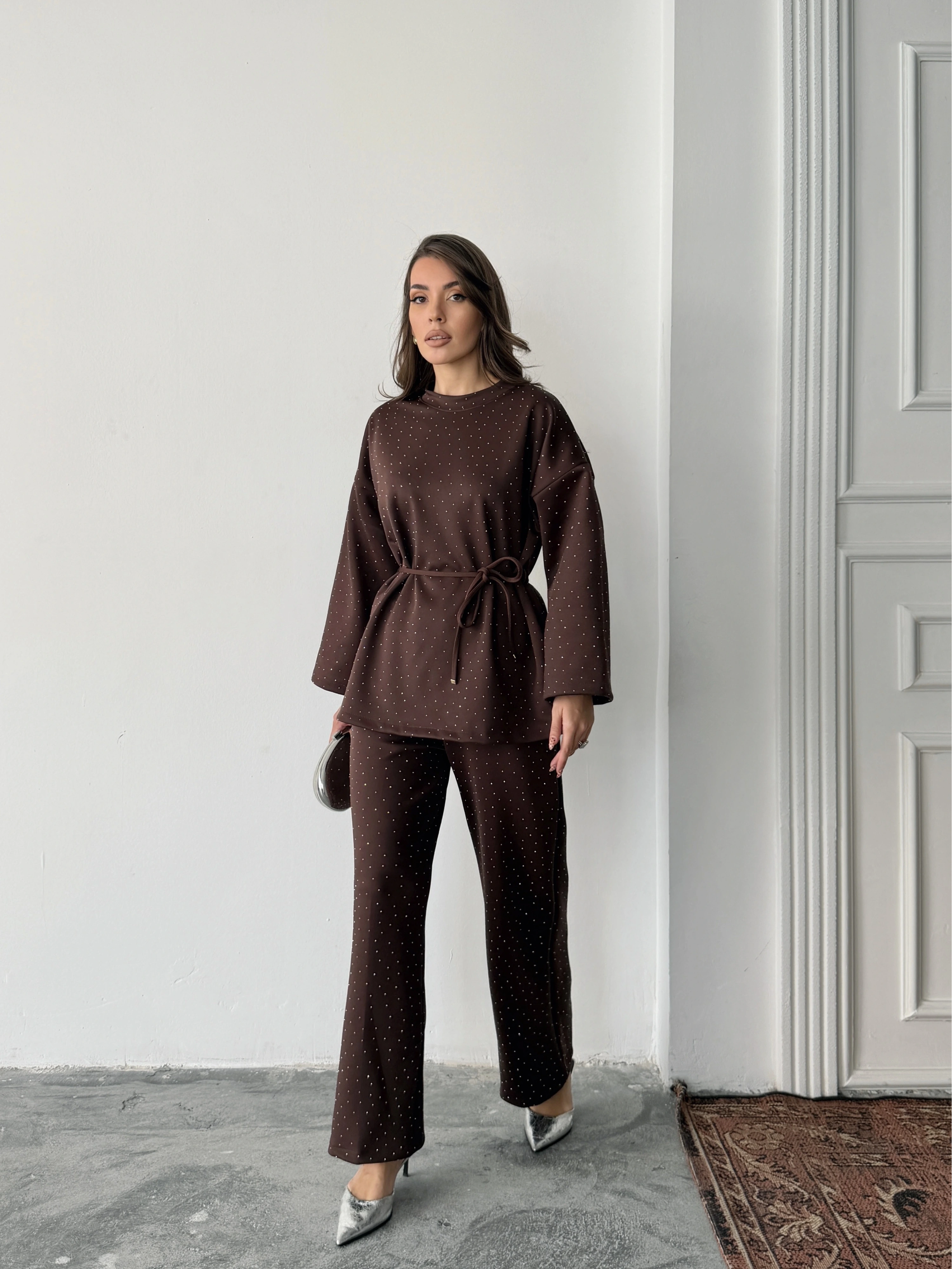 Kadın Kahverengi Taş İşlemeli Bel Bağlama Detaylı Bluz Pantolon Alt Üst İkili Takım