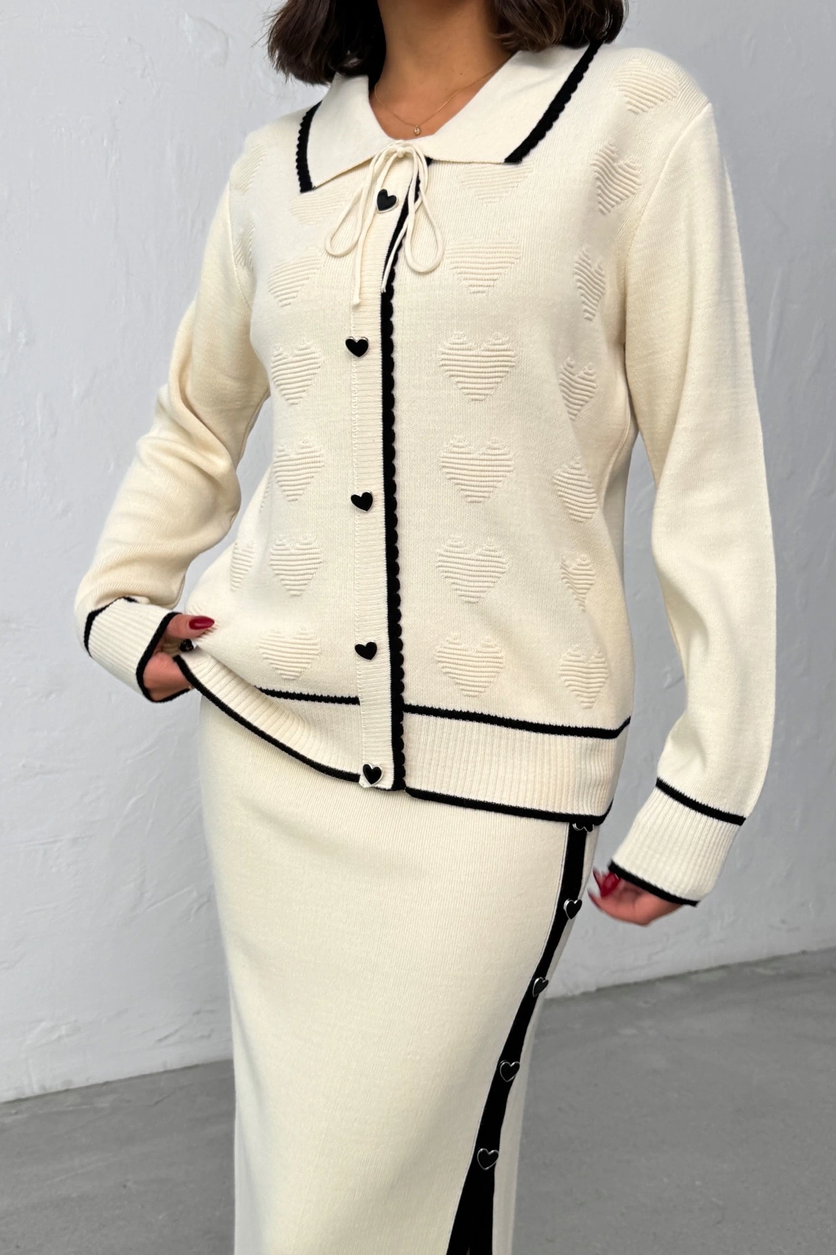 Kadın Kalp Düğme ve Kabartma Detaylı Etek Hırka Alt Üst İkili Zarif Triko Takım - Ekru