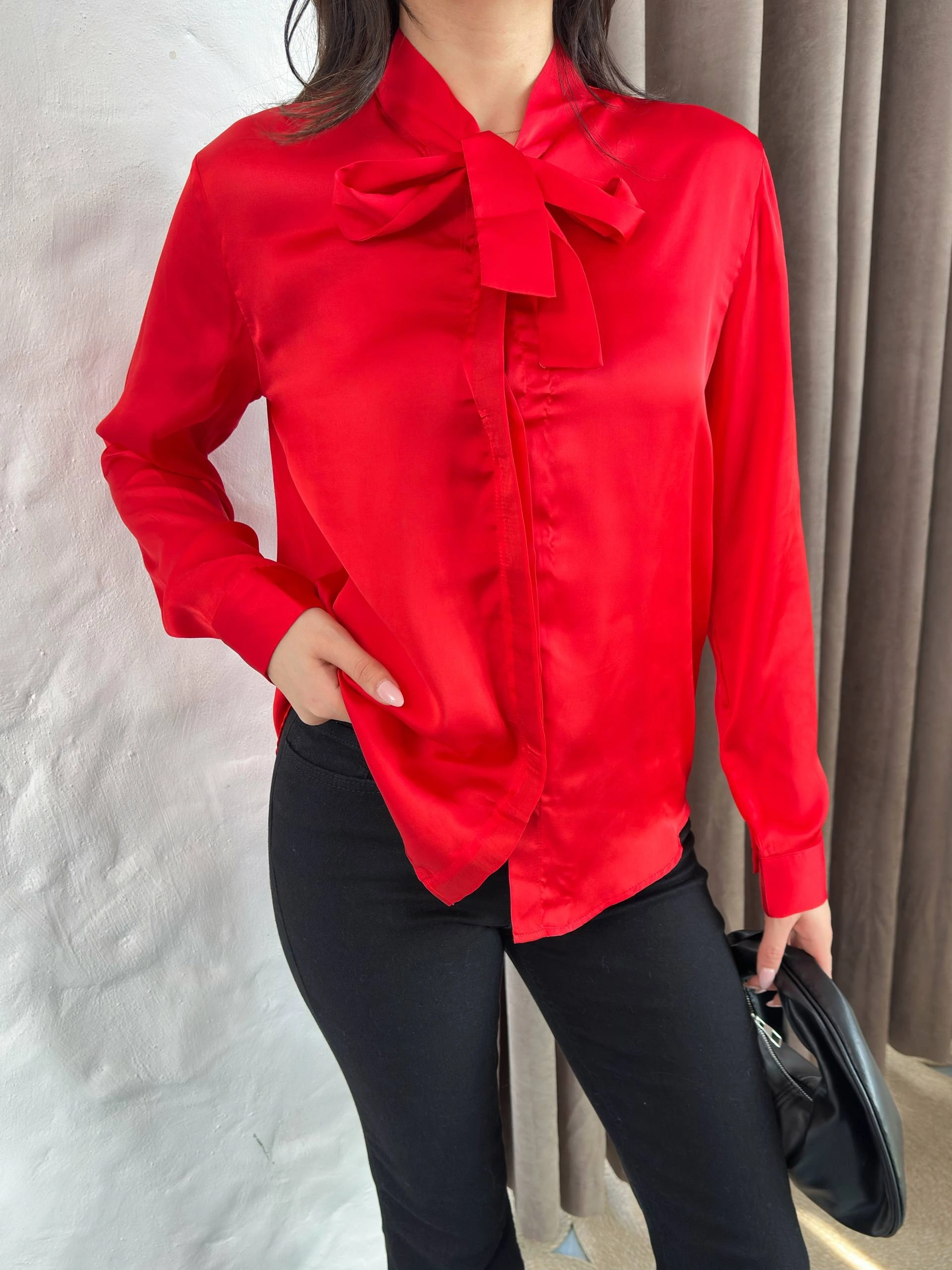 Kadın Kırmızı Fiyonk Yaka Detaylı Uzun Kol Saten Gömlek