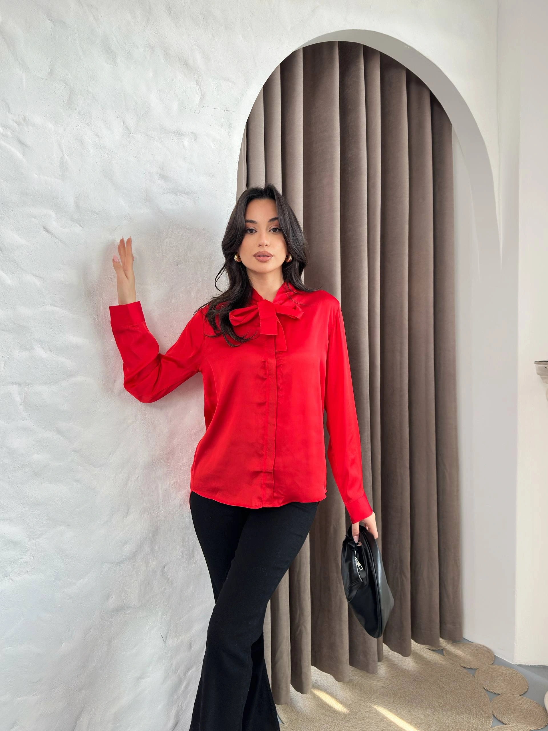 Kadın Kırmızı Fiyonk Yaka Detaylı Uzun Kol Saten Gömlek