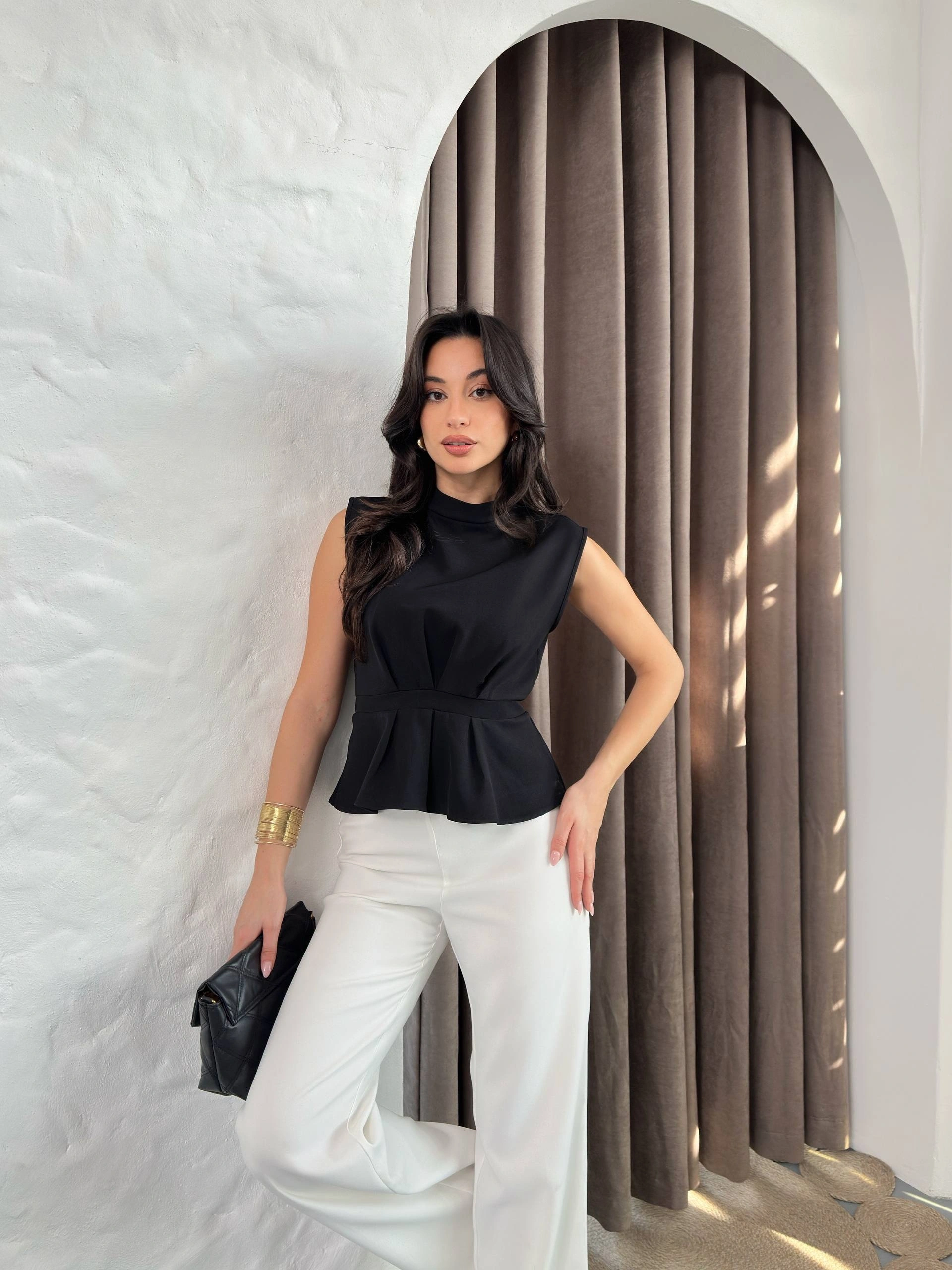 Kadın Siyah Bisiklet Yaka Kolsuz Dokuma Bluz