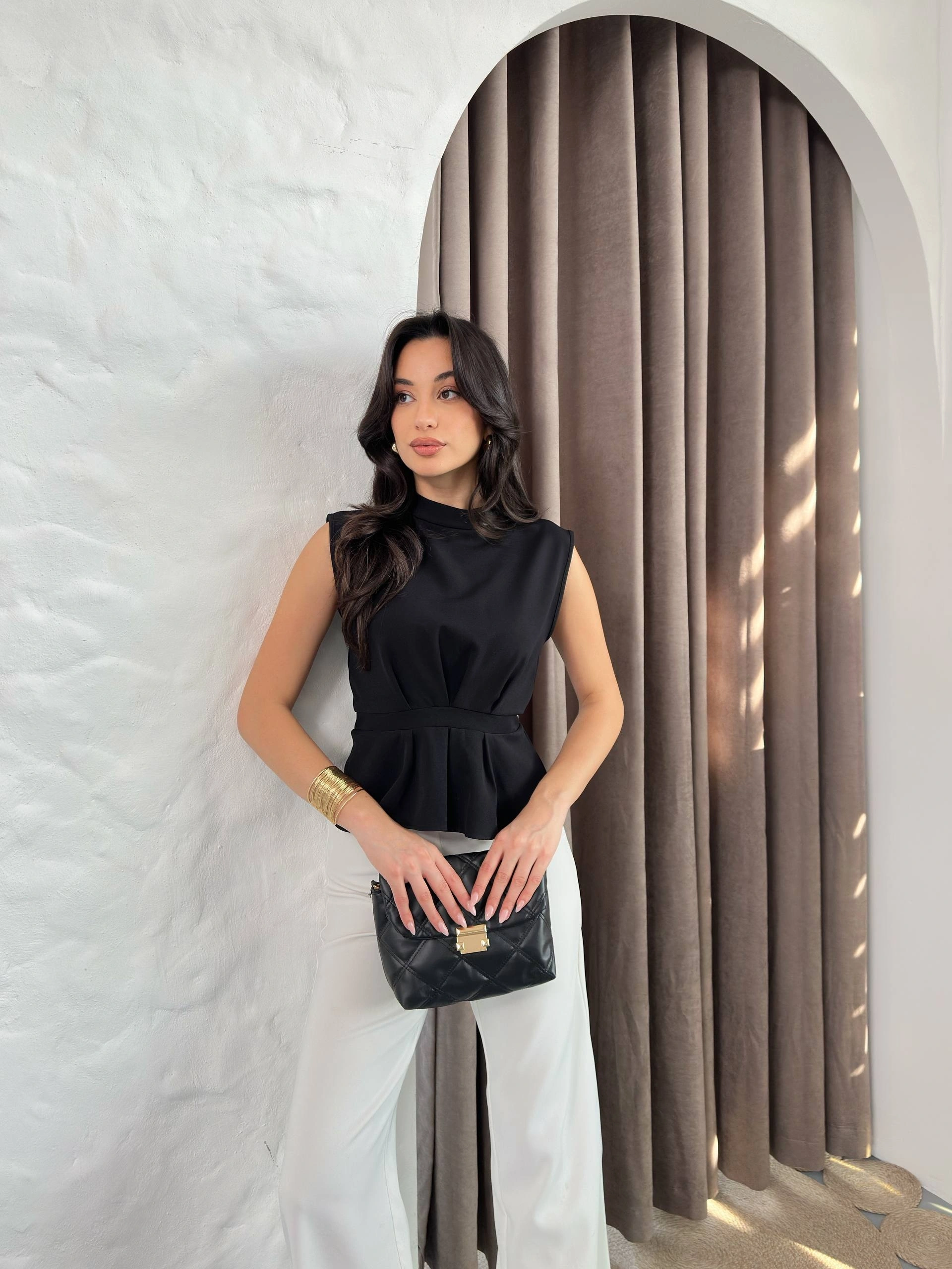 Kadın Siyah Bisiklet Yaka Kolsuz Dokuma Bluz