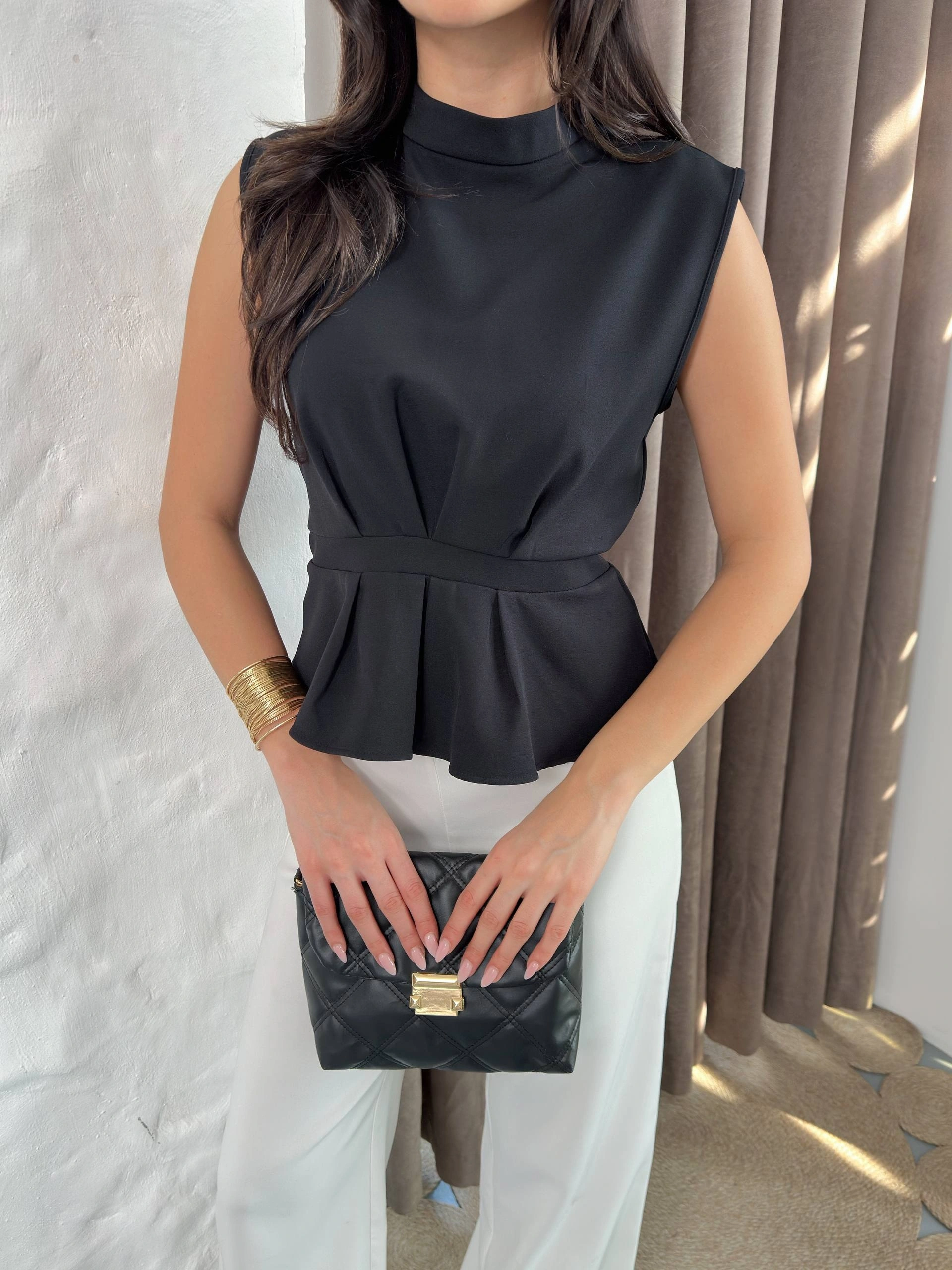 Kadın Siyah Bisiklet Yaka Kolsuz Dokuma Bluz