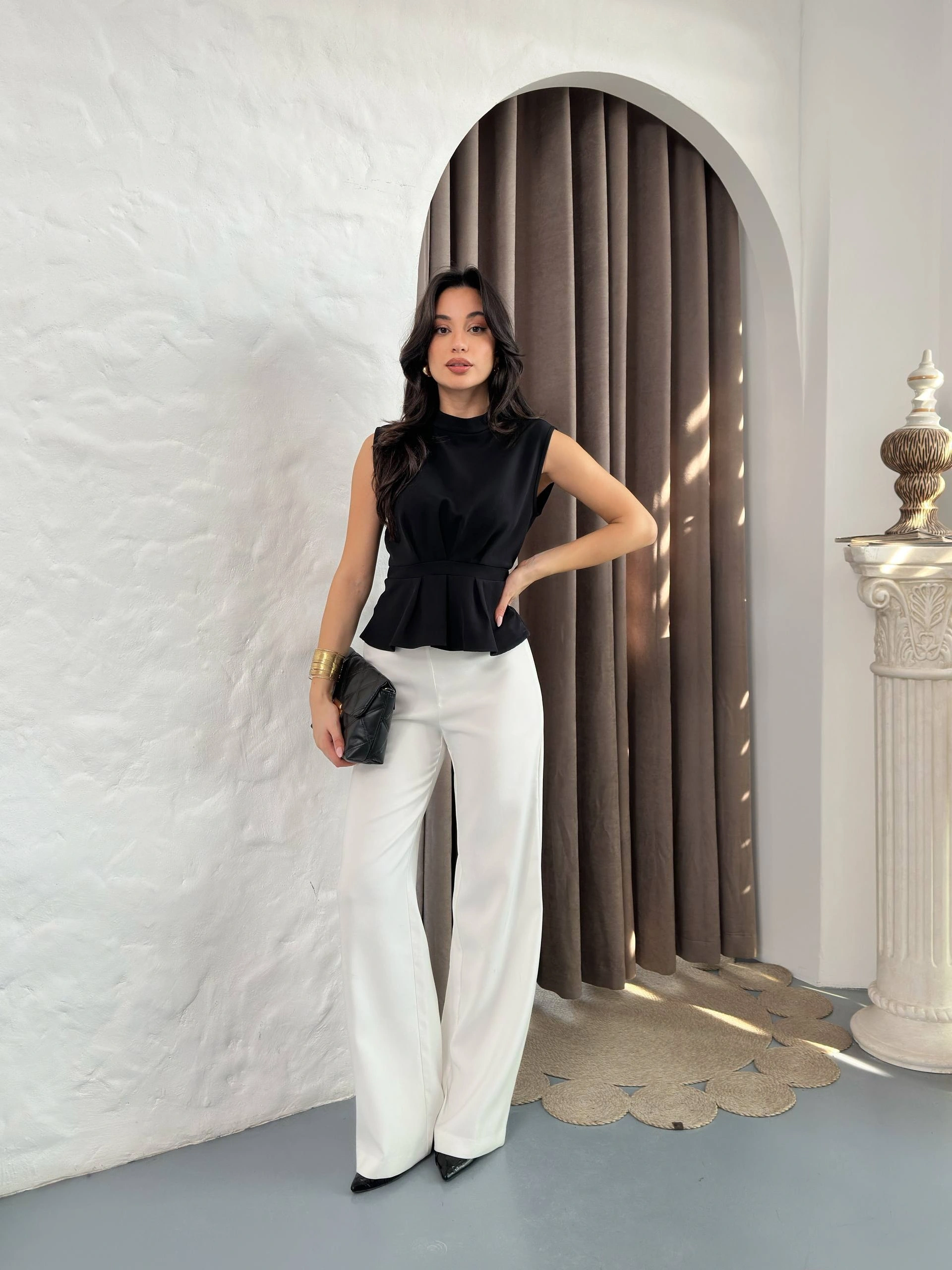 Kadın Siyah Bisiklet Yaka Kolsuz Dokuma Bluz