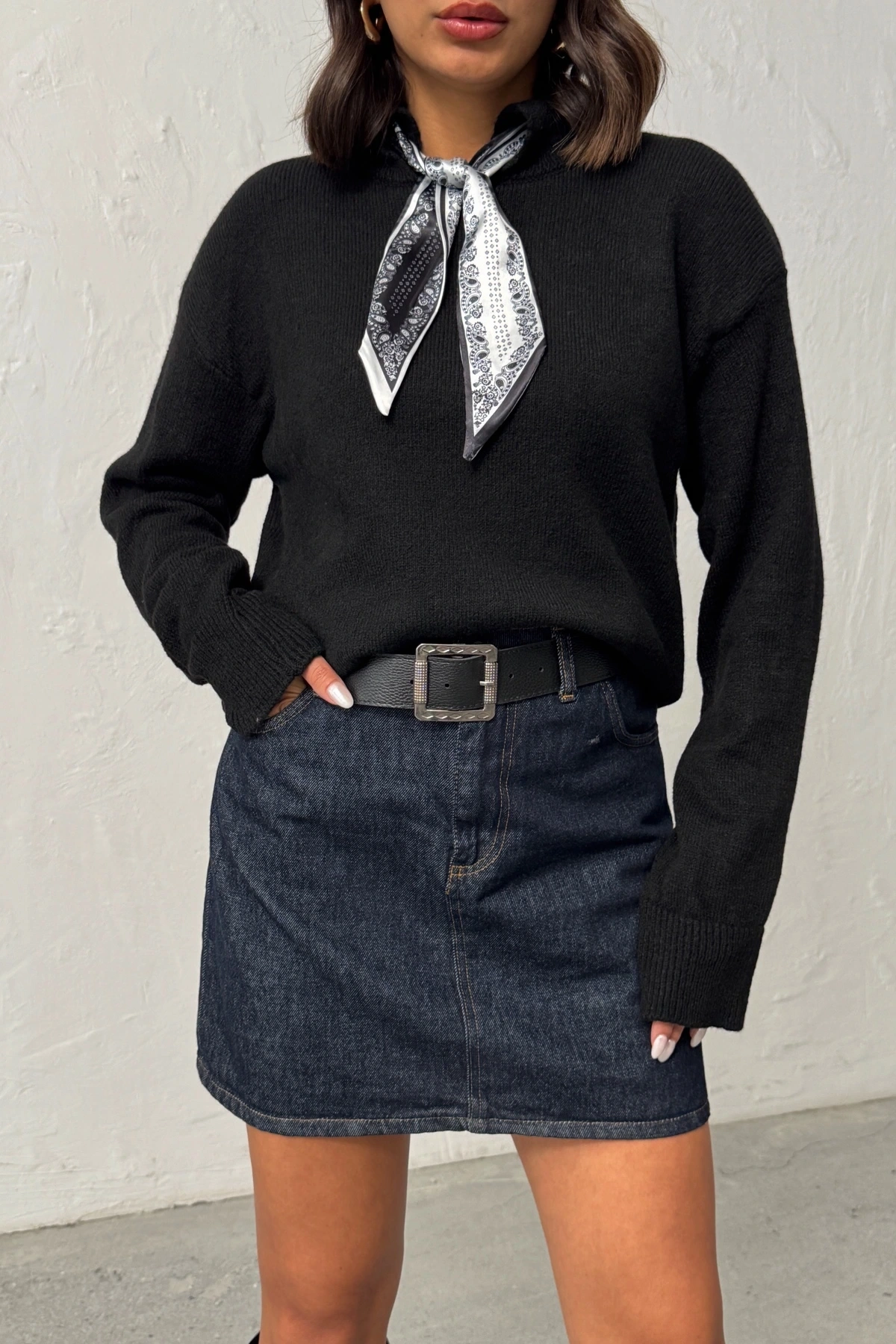 Kadın Siyah Fularlı Triko Kazak