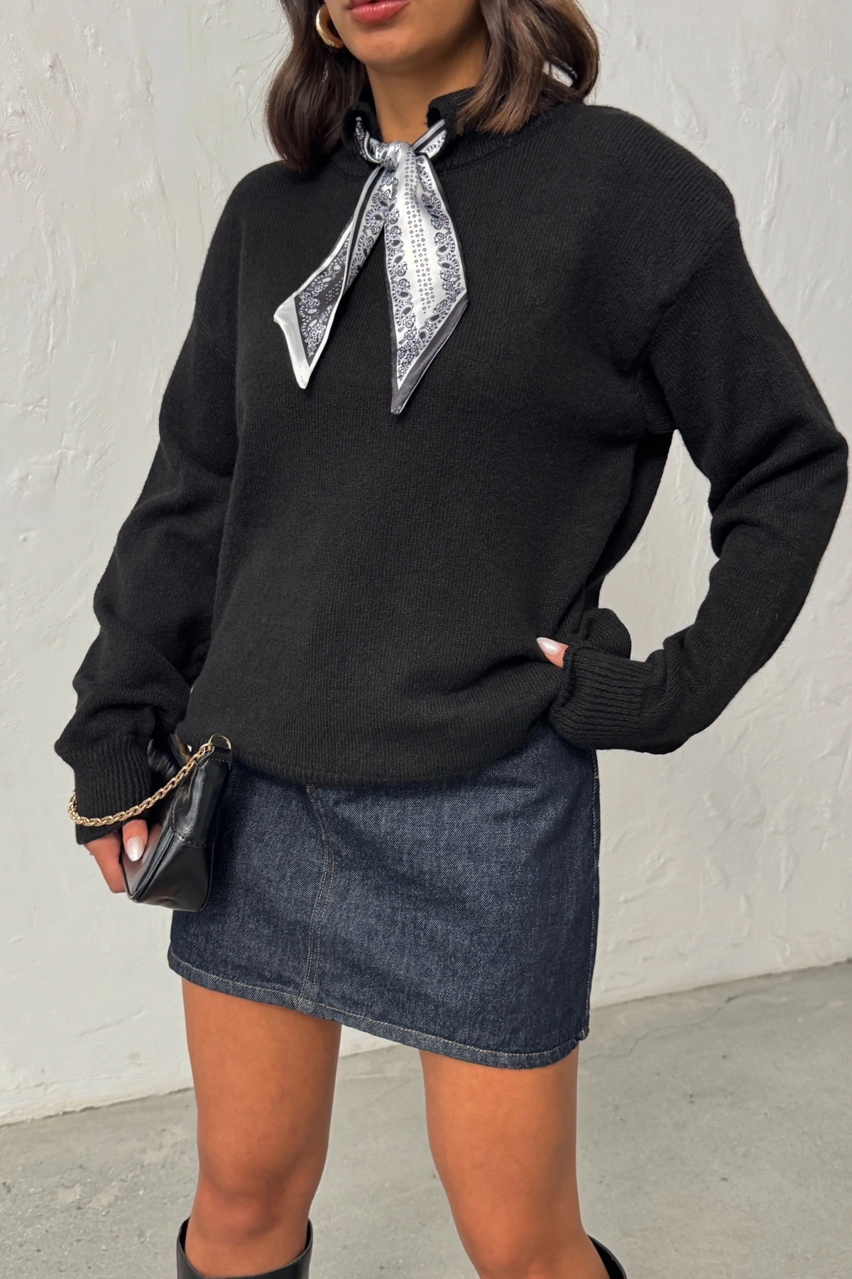 Kadın Siyah Fularlı Triko Kazak