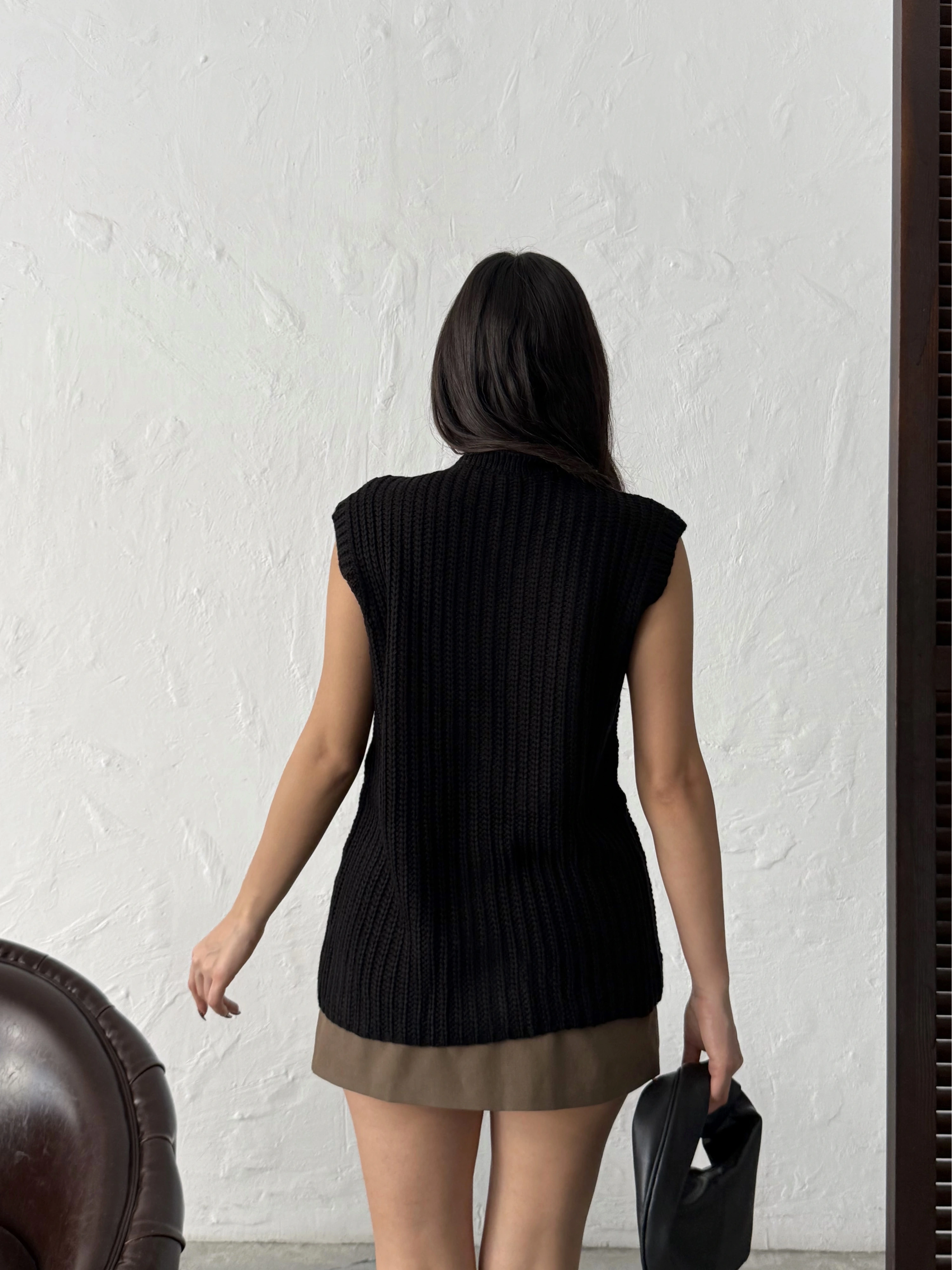 Kadın Siyah Kalın Örgü Gold Düğmeli Kolsuz Triko Yelek