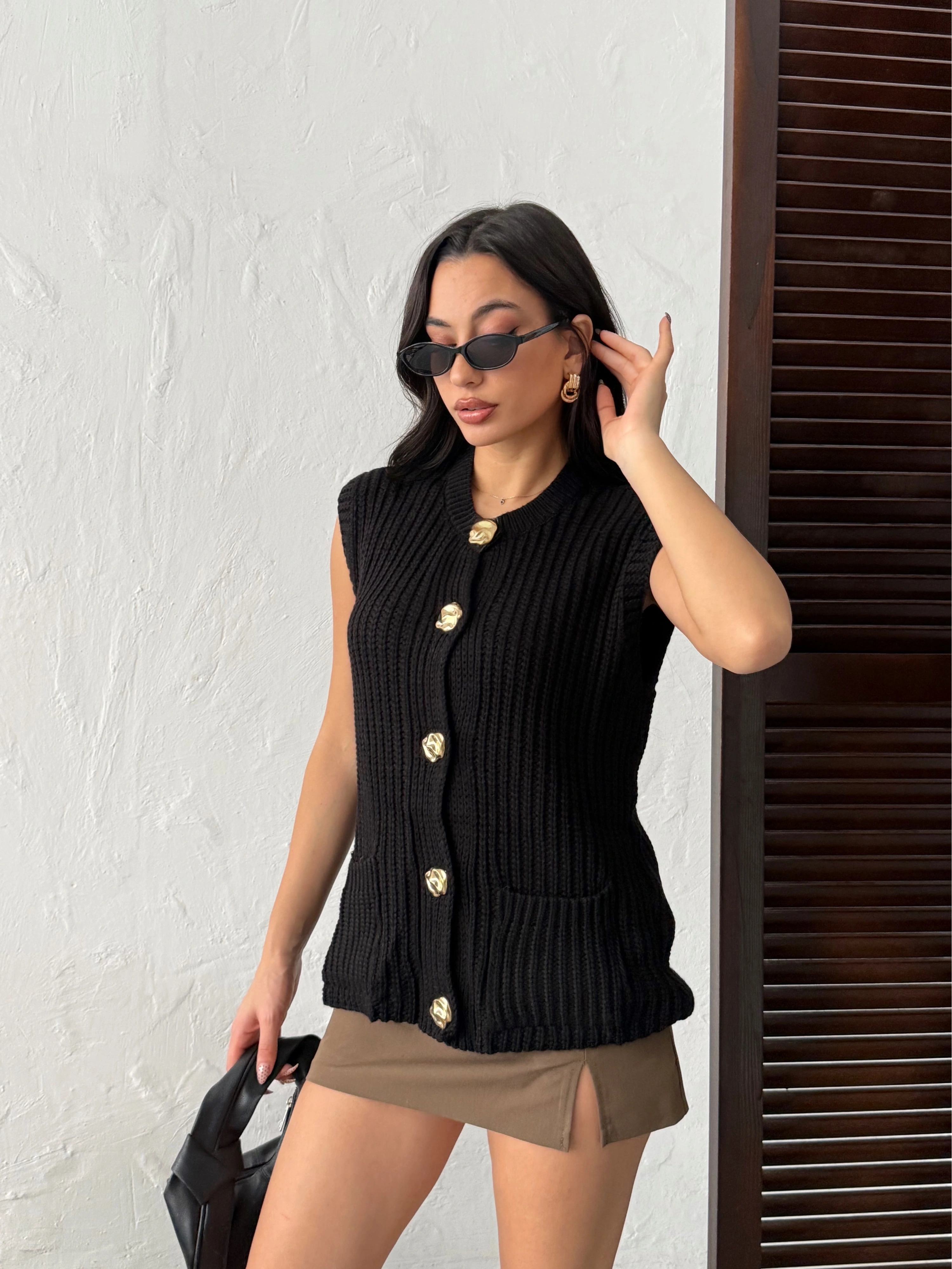 Kadın Siyah Kalın Örgü Gold Düğmeli Kolsuz Triko Yelek