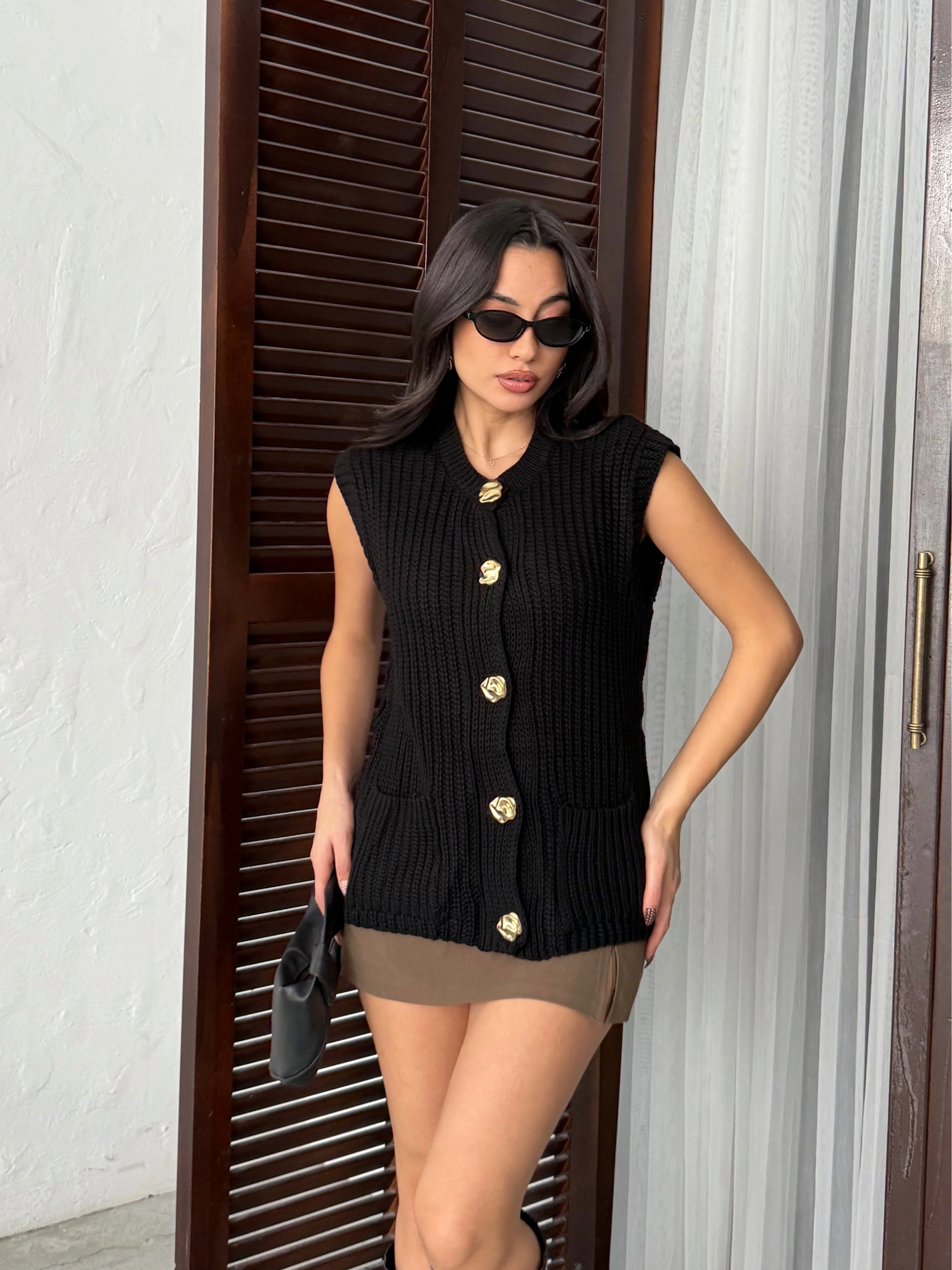 Kadın Siyah Kalın Örgü Gold Düğmeli Kolsuz Triko Yelek