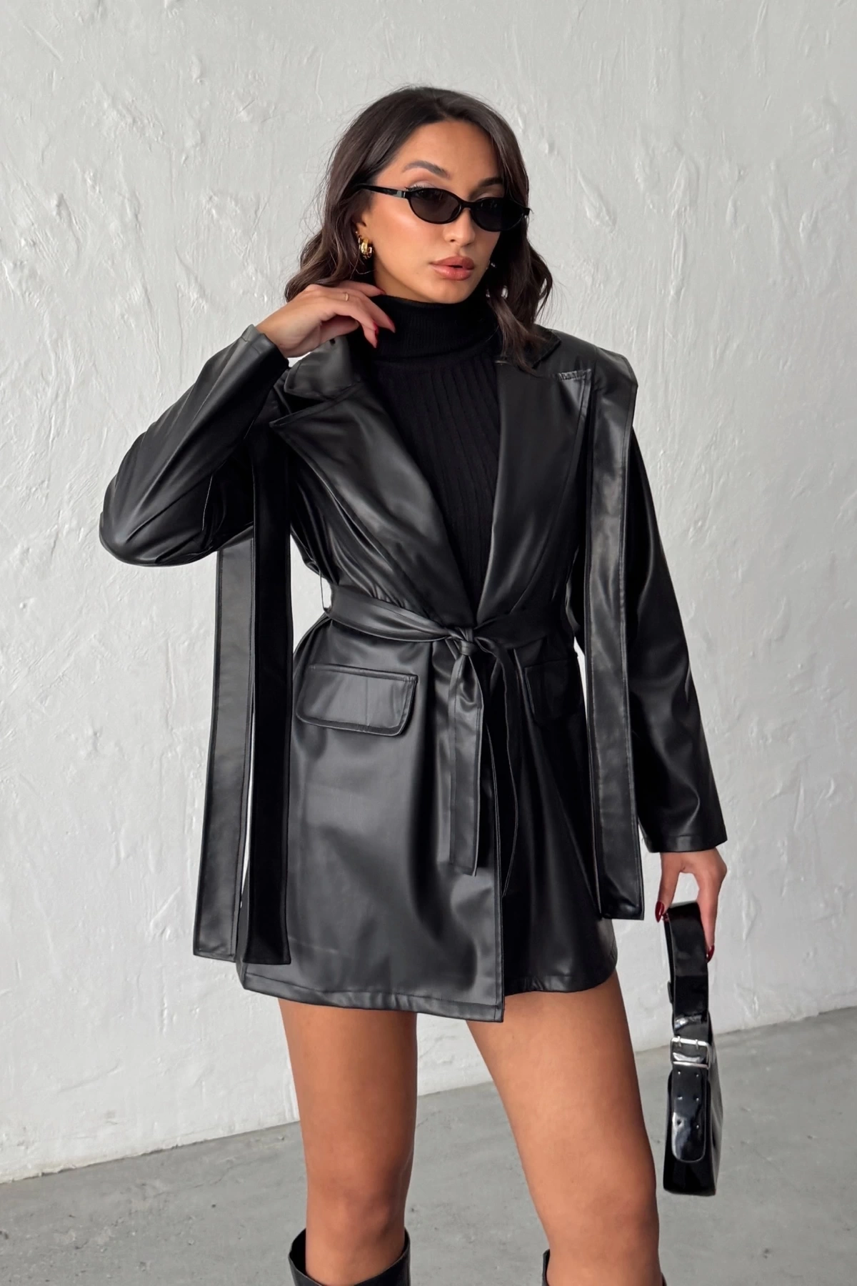 Kadın Siyah Kruvaze Yaka Kuşaklı Deri Ceket