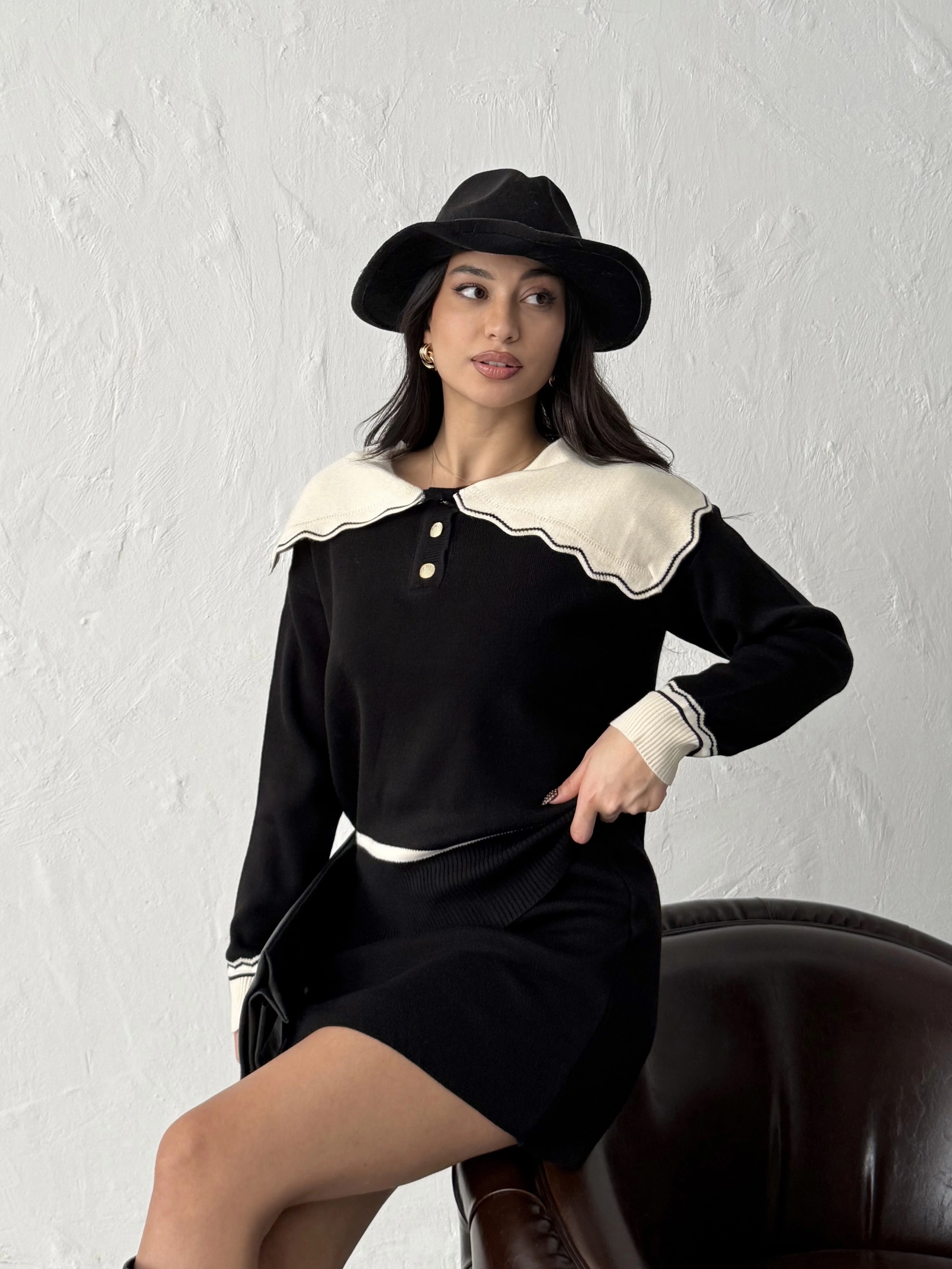 Kadın Siyah Yaka Ve Yırtmaç detaylı Bluz Mini Etek Alt Üst İkili Triko takım