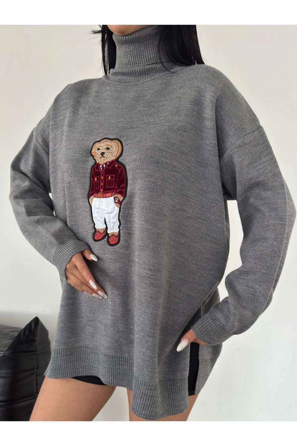 Kadın Gri Oversize Ayıcıklı Oversize Balıkçı Yaka Triko Kazak