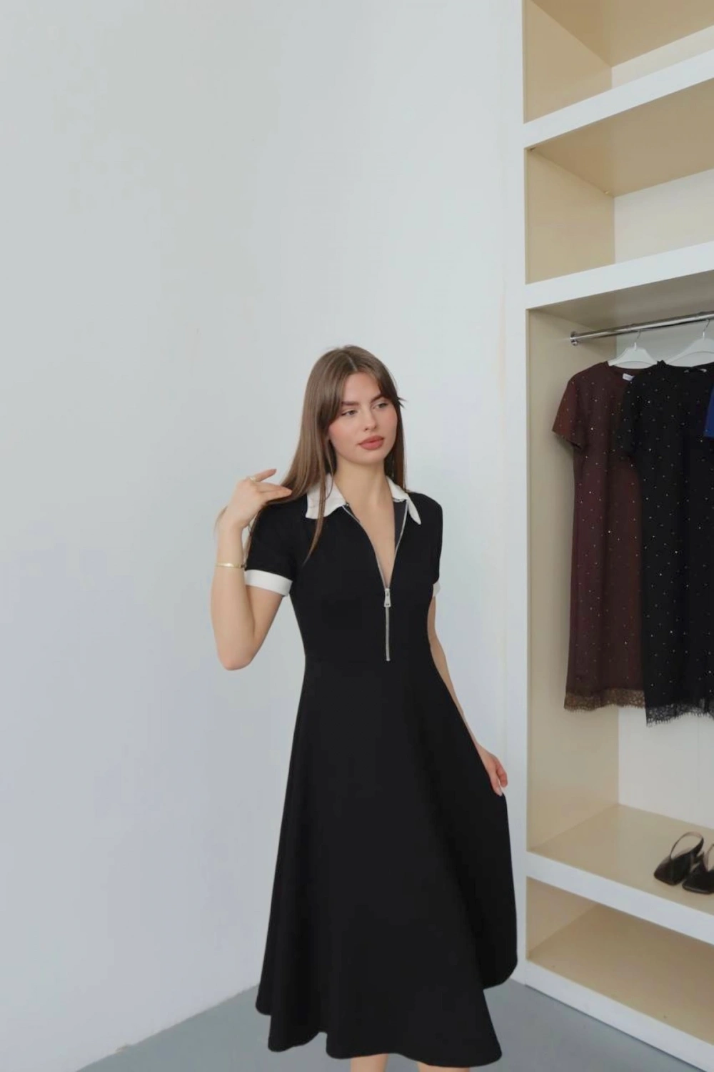 Kadın Siyah Polo Yaka Fermuar Detaylı Kısa Kollu Midi Boy Şık Elbise