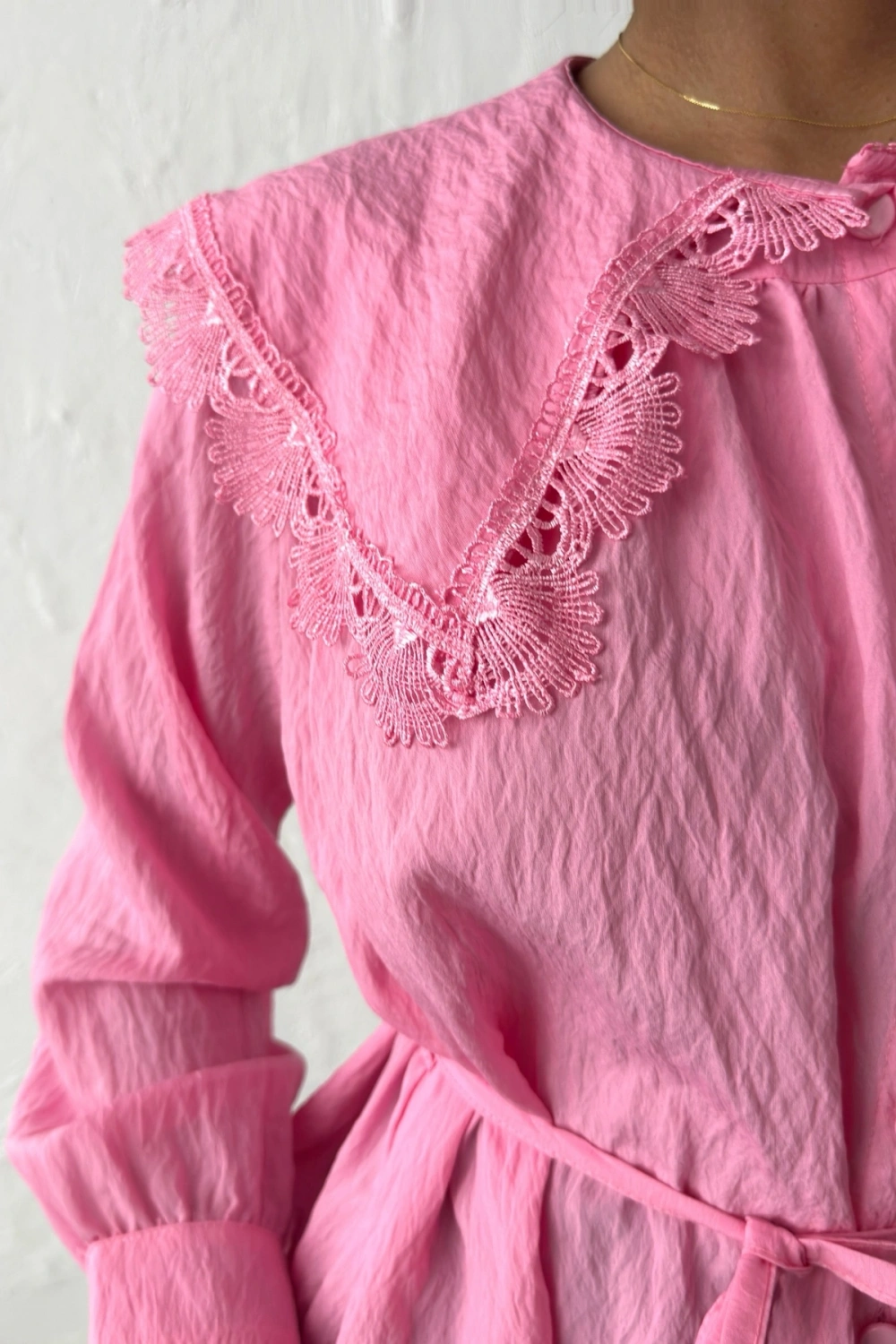 Kadın Pembe Vintage Bebe Yaka Dantelli Kuşaklı Yazlık Uzun Kol Gömlek Tunik