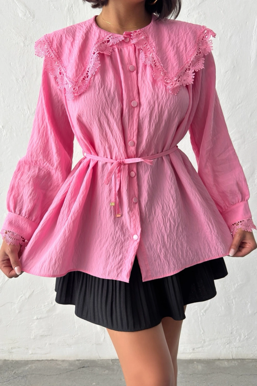 Kadın Pembe Vintage Bebe Yaka Dantelli Kuşaklı Yazlık Uzun Kol Gömlek Tunik