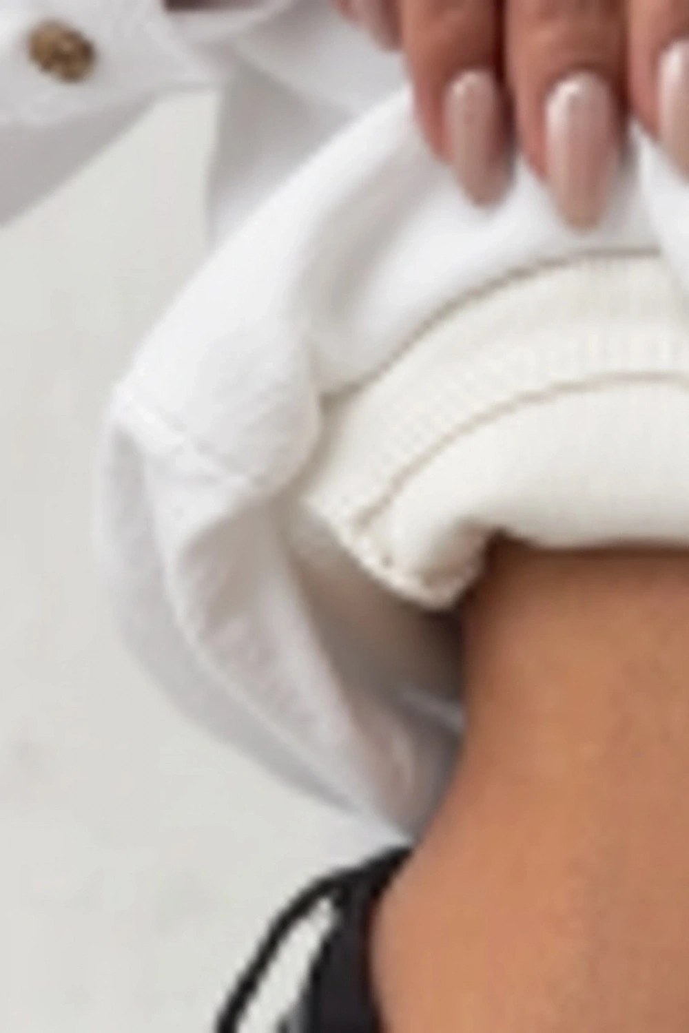 Kadın Beyaz Aksesuar Ve Askılı Body Detaylı Şık Gömlek
