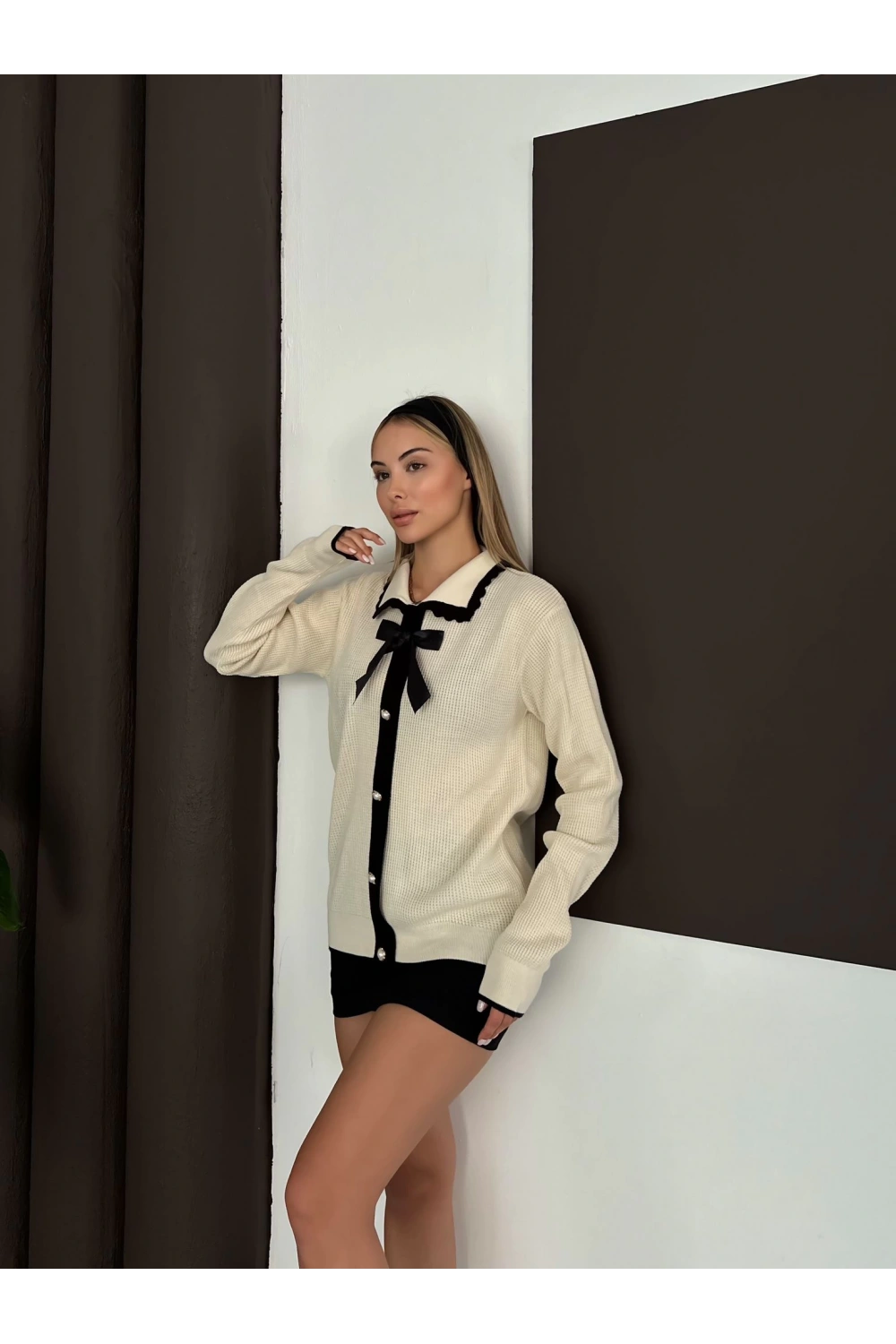 Kadın Ekru Şık Fiyonk Ve İnci Düğme Detaylı Triko Bluz