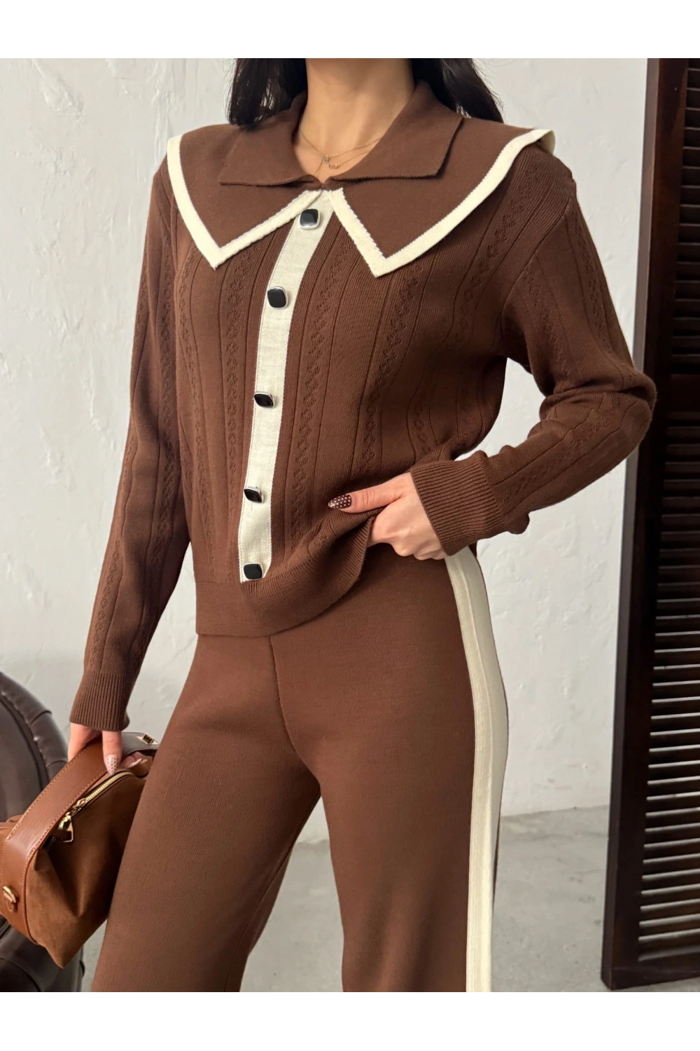 Kadın Kahverengi Şık Yaka Detaylı Düğmeli Bluz Pantolon Alt Üst İkili Triko Takım (Yeni Renk)