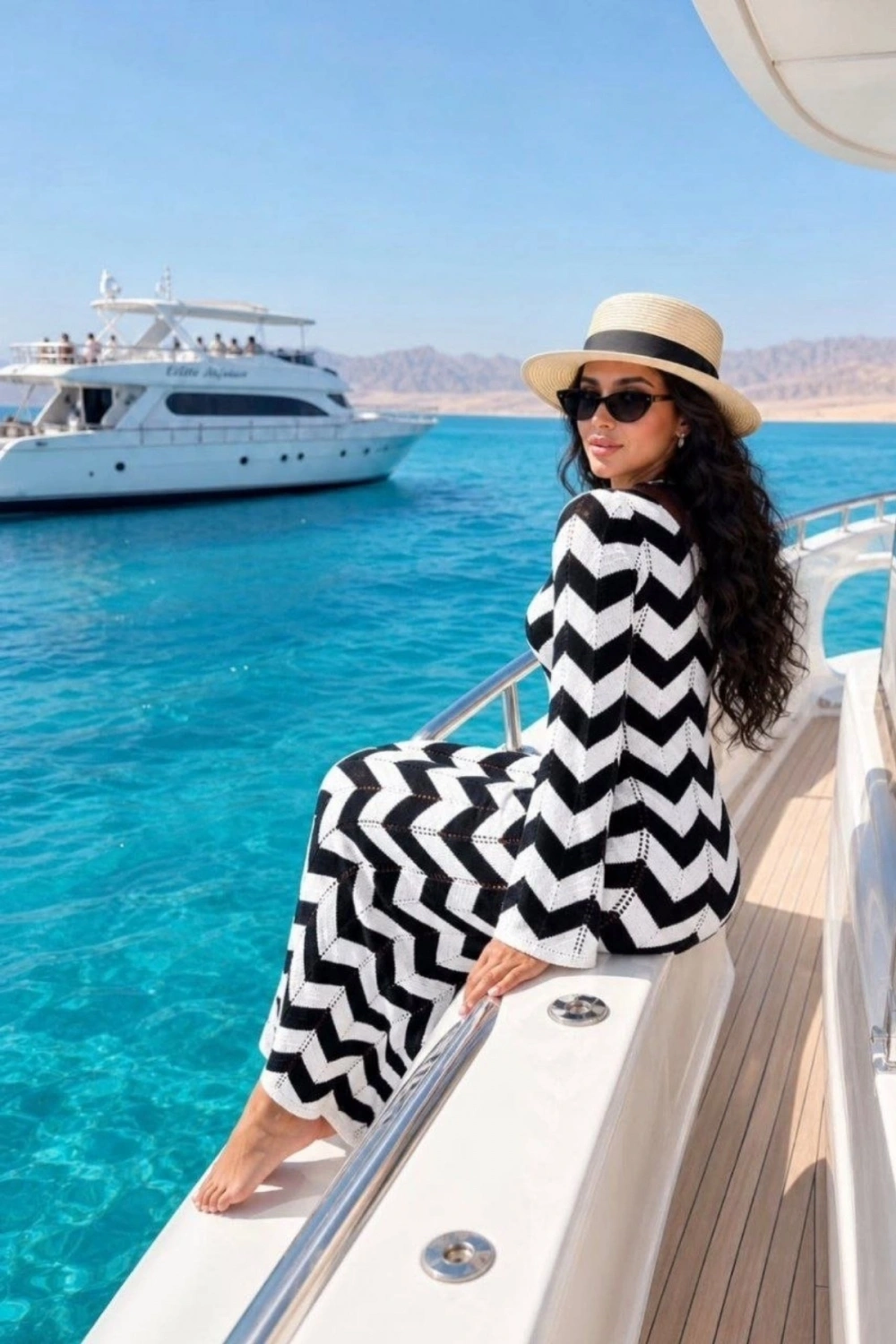 Kadın Siyah Zigzag Desenli Beyaz Şık Yazlık Uzun Plaj Tatil Elbisesi