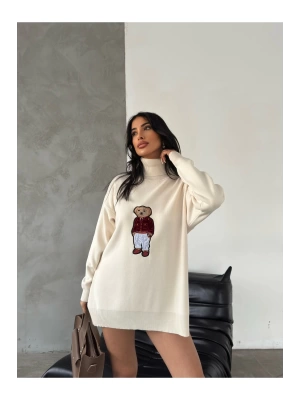 Kadın Ekru Oversize Ayıcıklı Oversize Balıkçı Yaka Triko Kazak