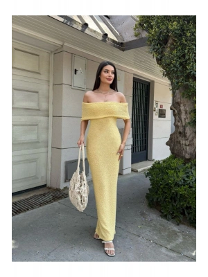 Kadın Sarı Kabartma Detaylı Omuzu Açık Madonna Yaka Uzun Elbise