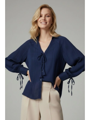 Kadın Lacivert Bağlamalı Detaylı V Yaka Gömlek
