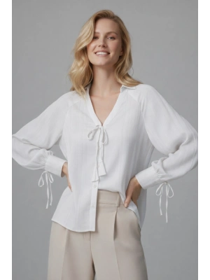 Kadın Beyaz Bağlamalı Detaylı V Yaka Gömlek
