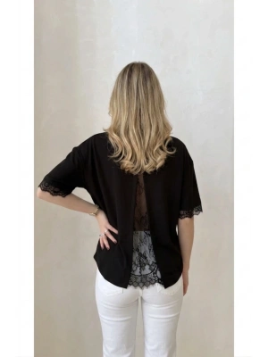 Kadın Siyah Sırt ve Kol Dantel Detaylı Kısa Kol Premium T-shirt Tişört