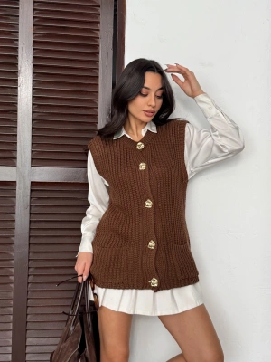 Kadın Kahverengi Kalın Örgü Gold Düğmeli Kolsuz Triko Yelek
