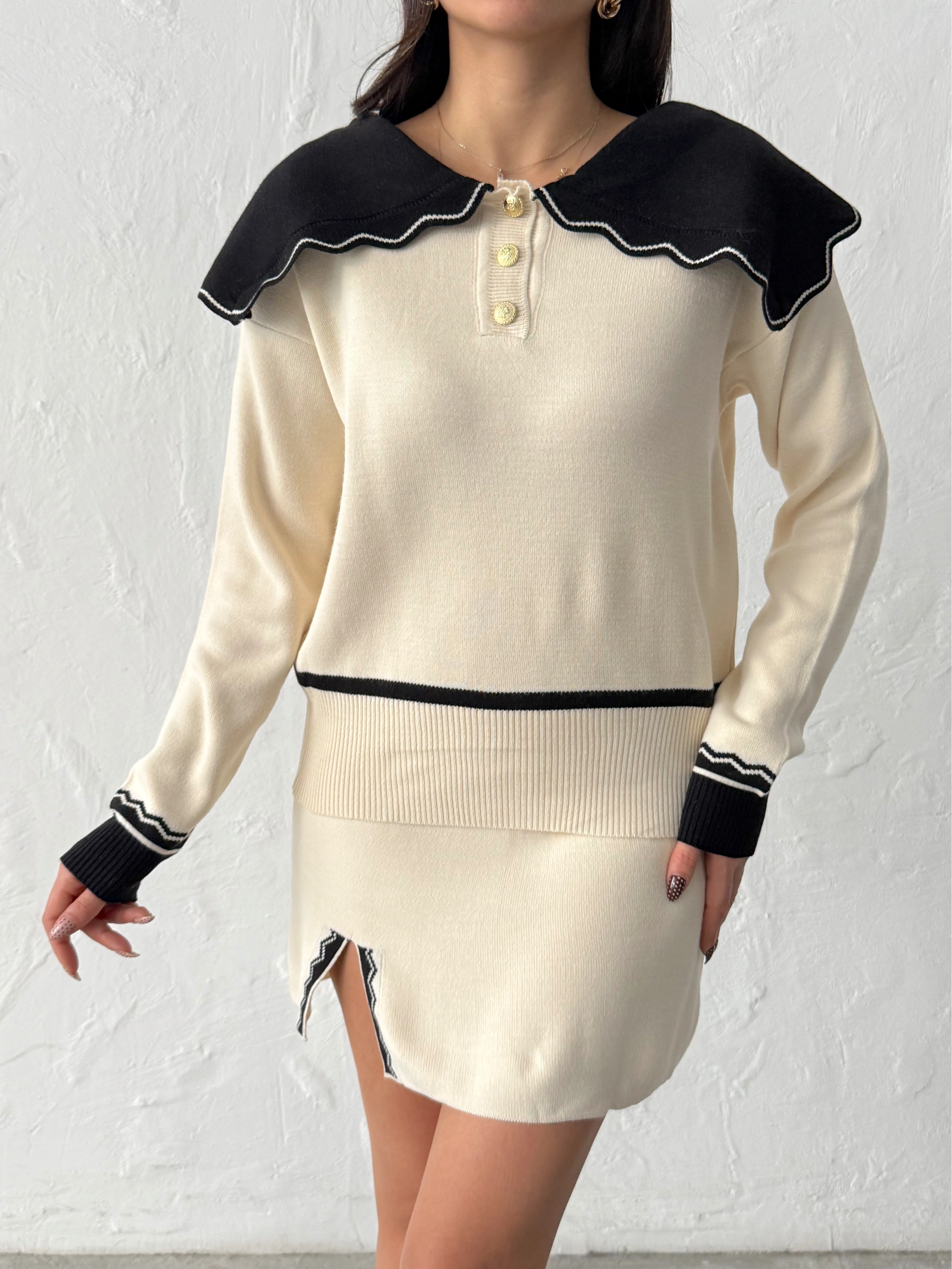 Kadın Ekru Yaka Ve Yırtmaç detaylı Bluz Mini Etek Alt Üst İkili Triko takım