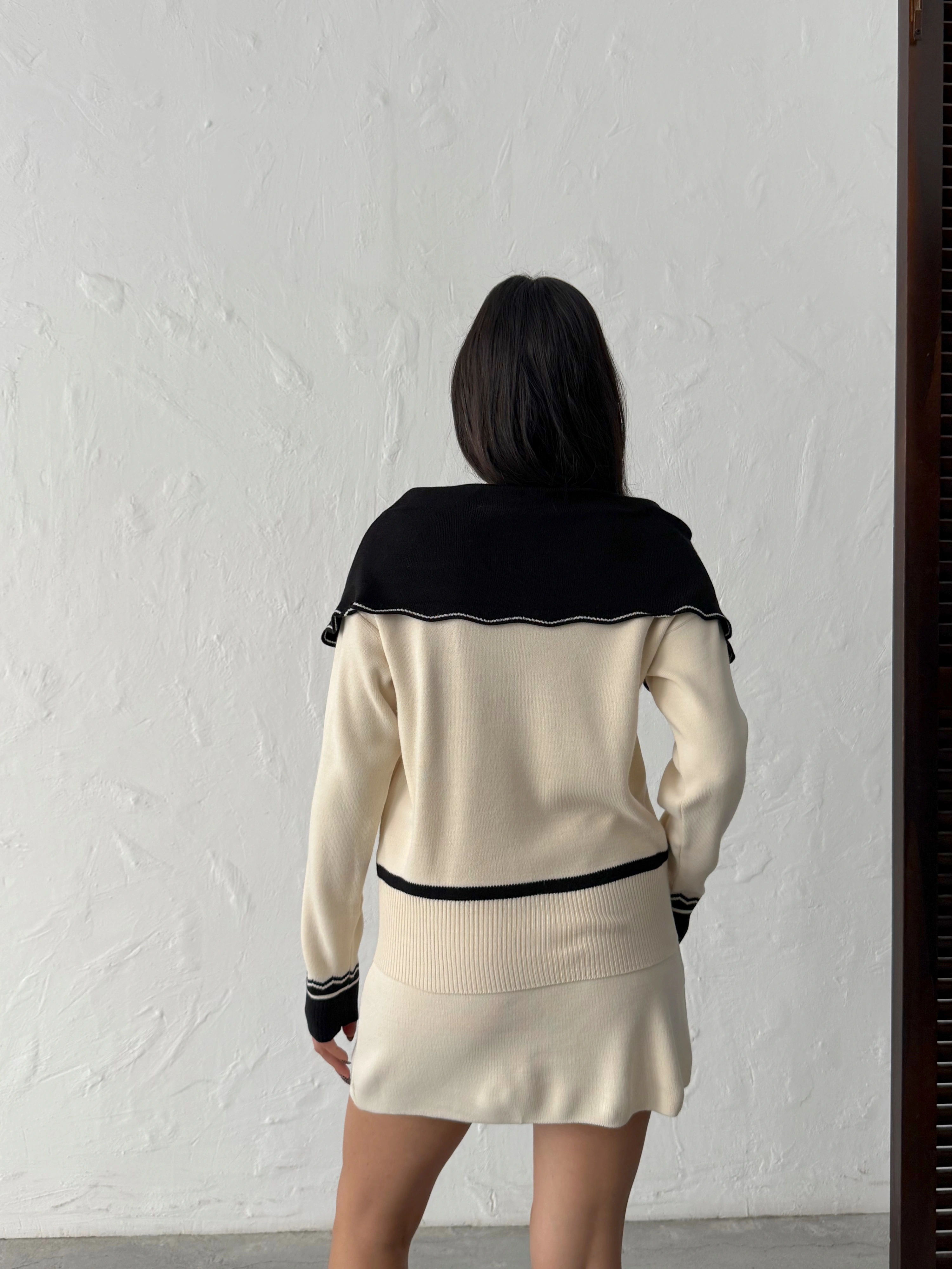 Kadın Ekru Yaka Ve Yırtmaç detaylı Bluz Mini Etek Alt Üst İkili Triko takım