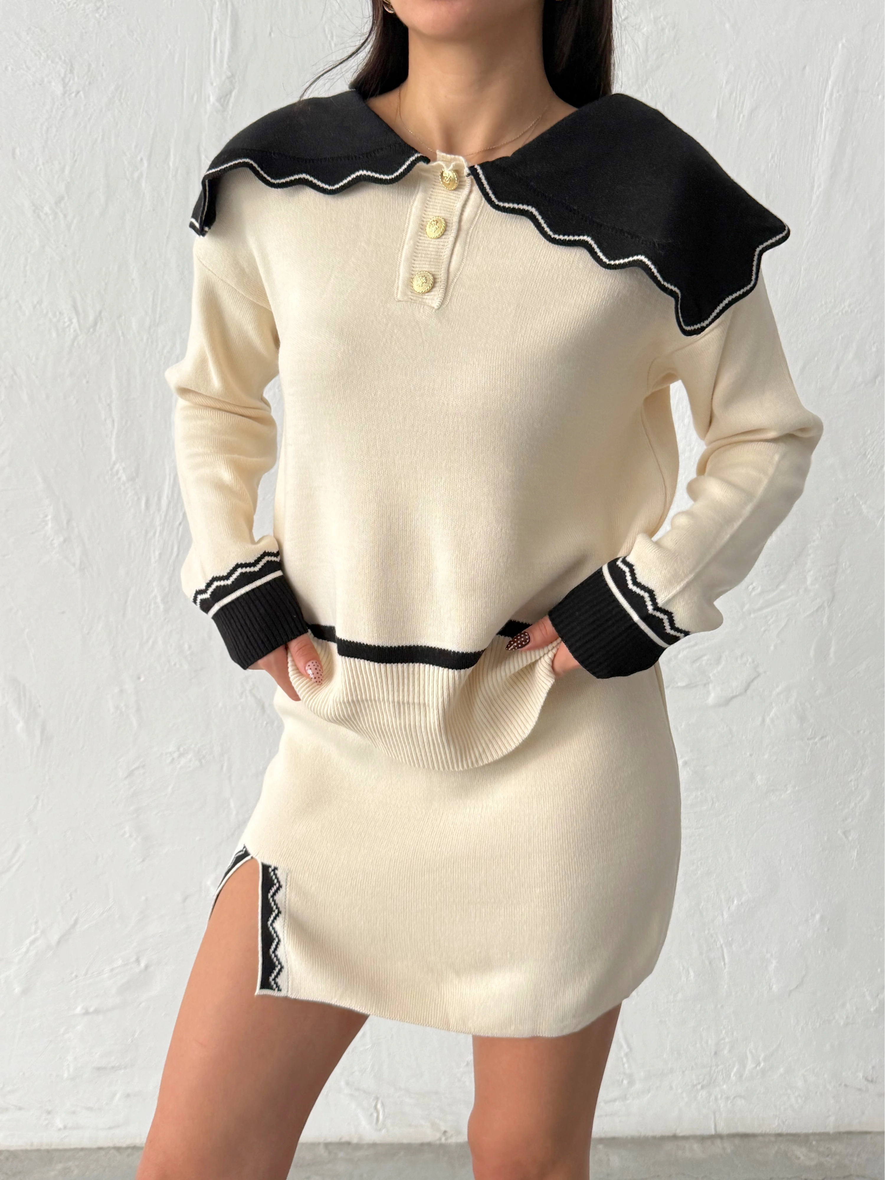 Kadın Ekru Yaka Ve Yırtmaç detaylı Bluz Mini Etek Alt Üst İkili Triko takım