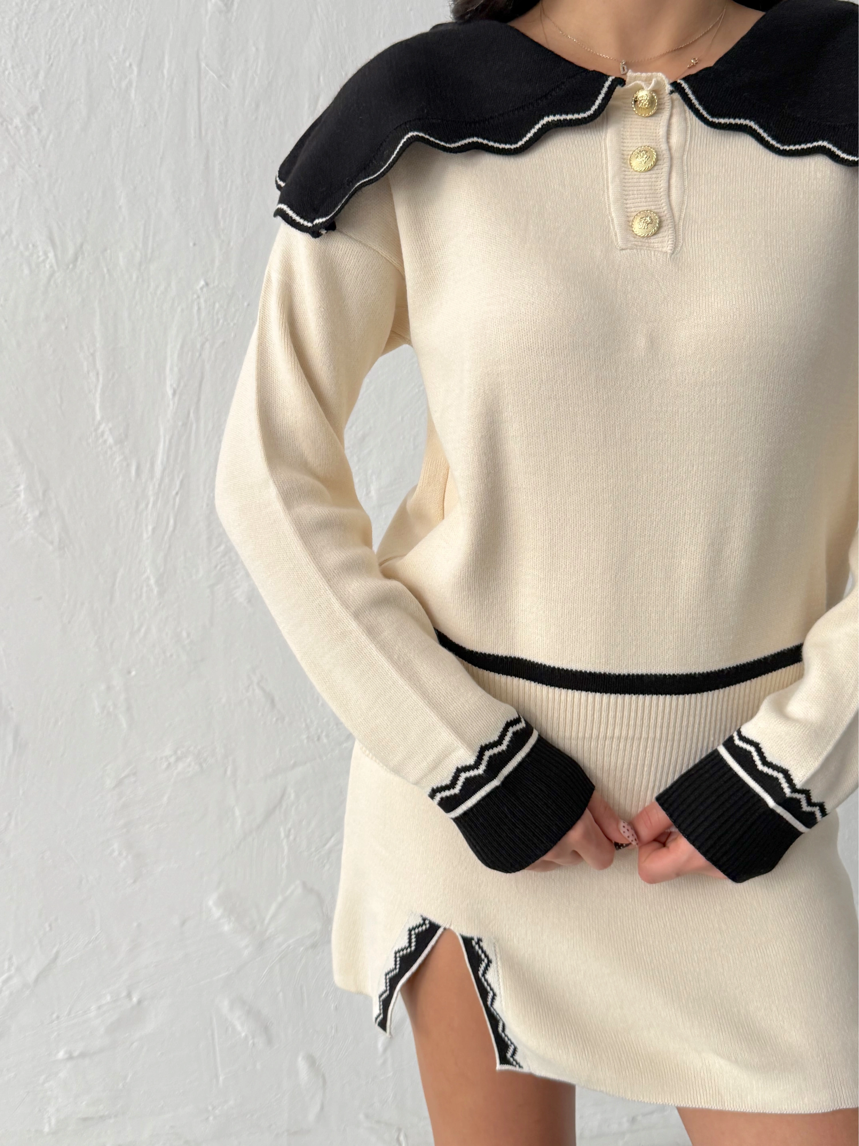 Kadın Ekru Yaka Ve Yırtmaç detaylı Bluz Mini Etek Alt Üst İkili Triko takım