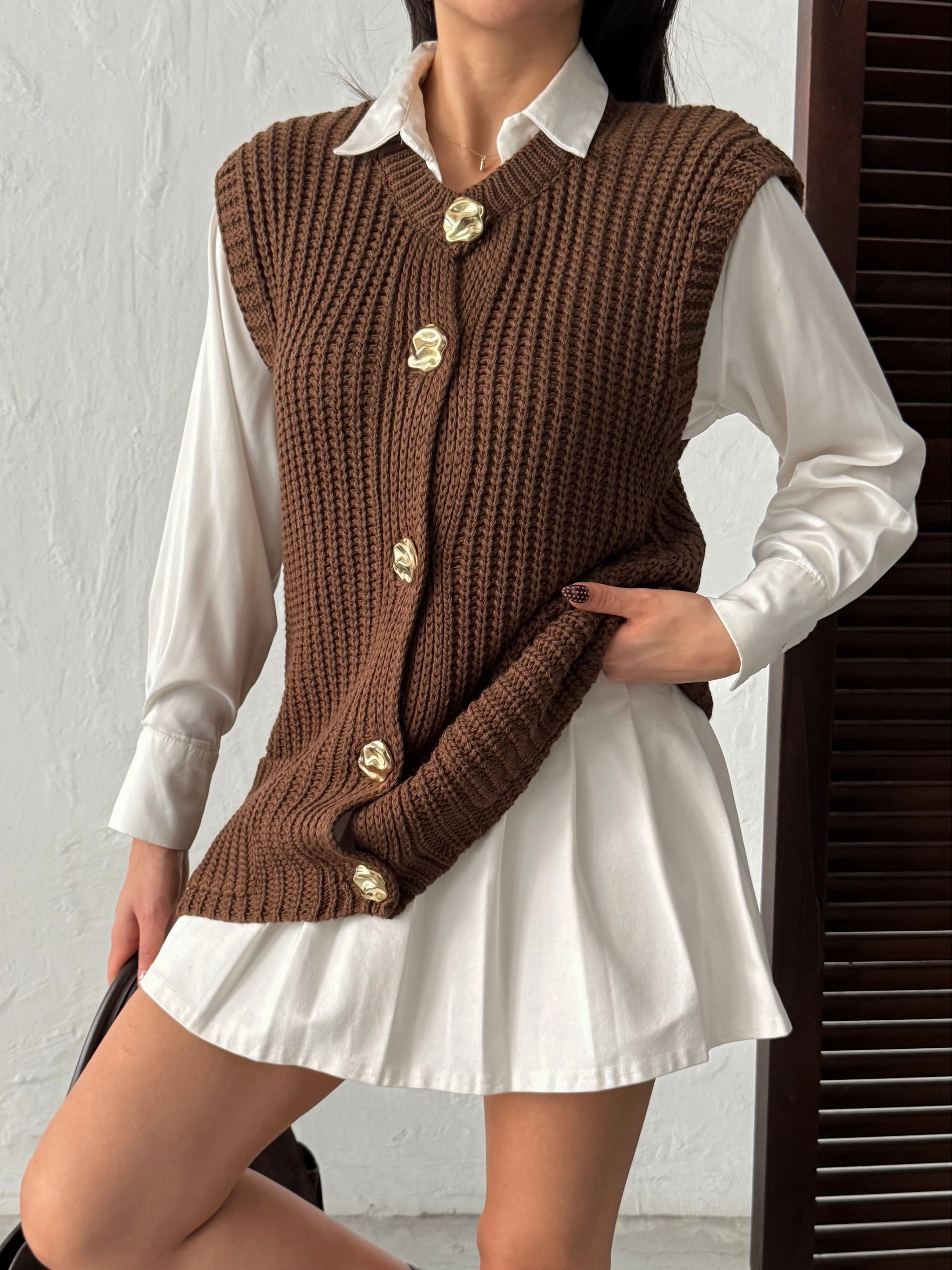 Kadın Kahverengi Kalın Örgü Gold Düğmeli Kolsuz Triko Yelek