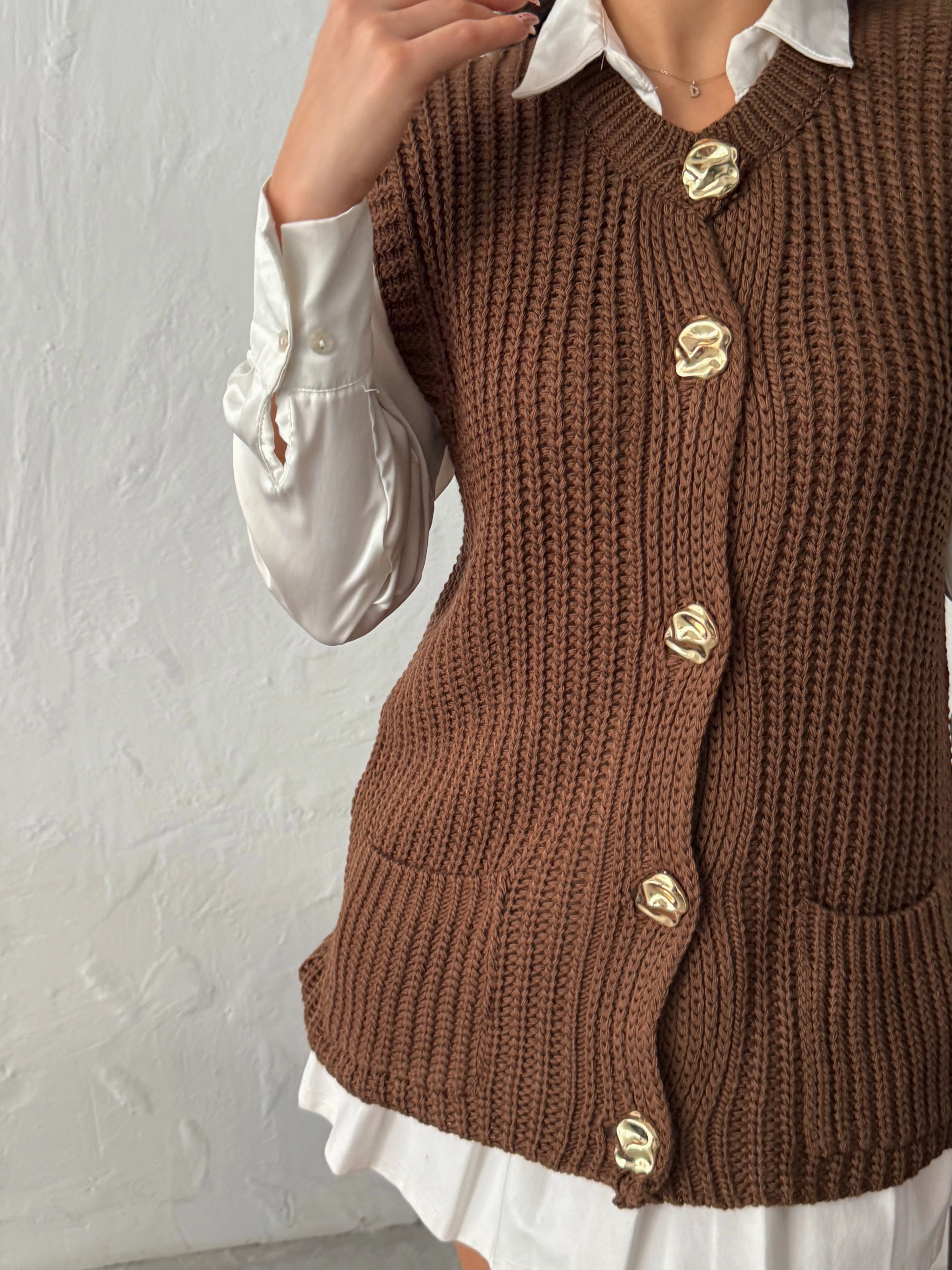Kadın Kahverengi Kalın Örgü Gold Düğmeli Kolsuz Triko Yelek