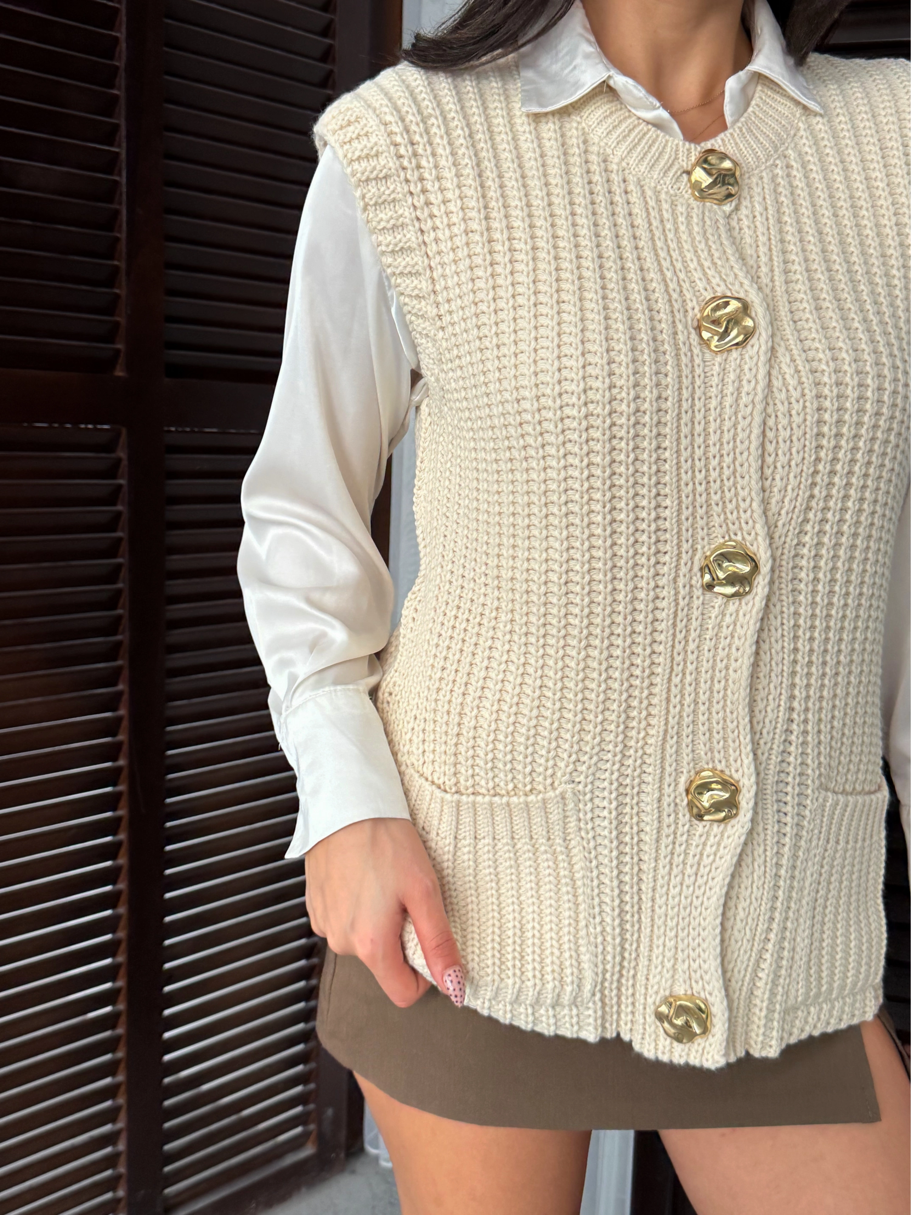Kadın Krem Kalın Örgü Gold Düğmeli Kolsuz Triko Yelek