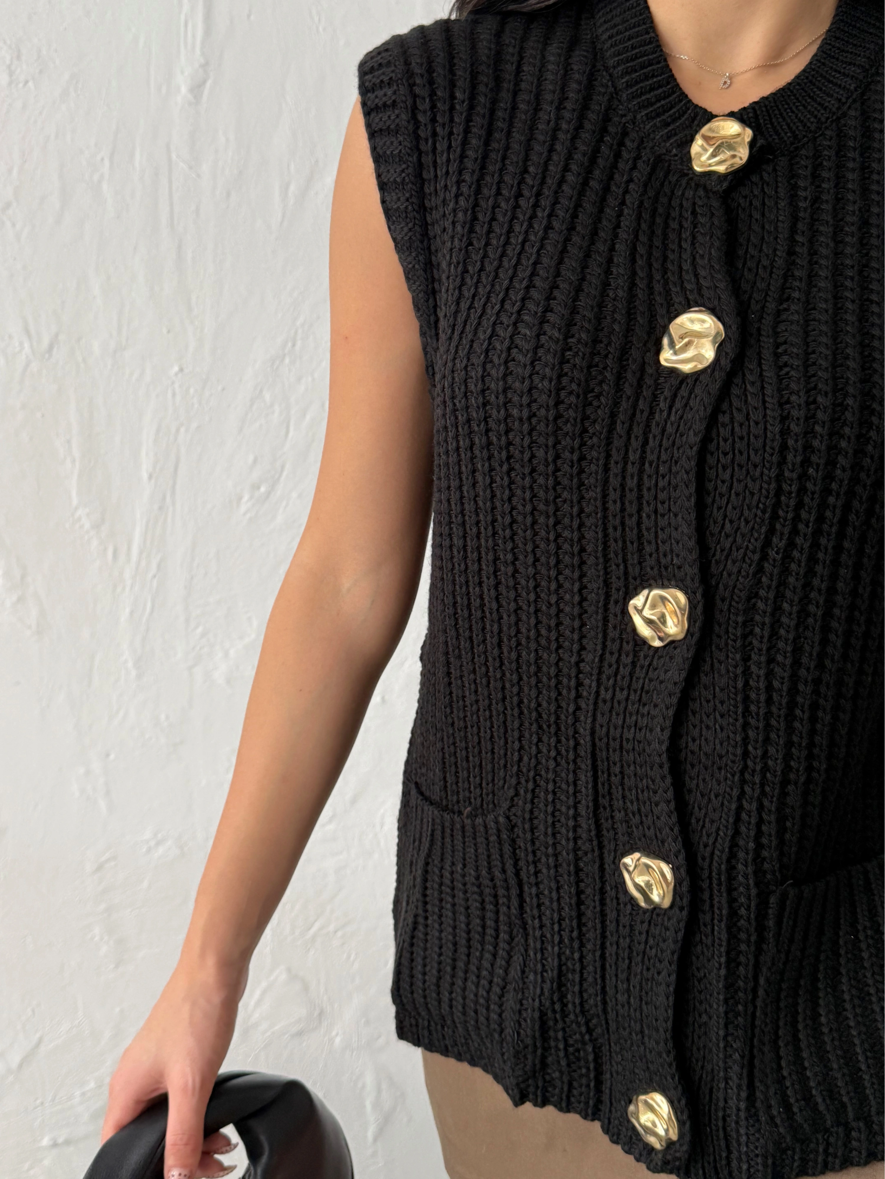 Kadın Siyah Kalın Örgü Gold Düğmeli Kolsuz Triko Yelek
