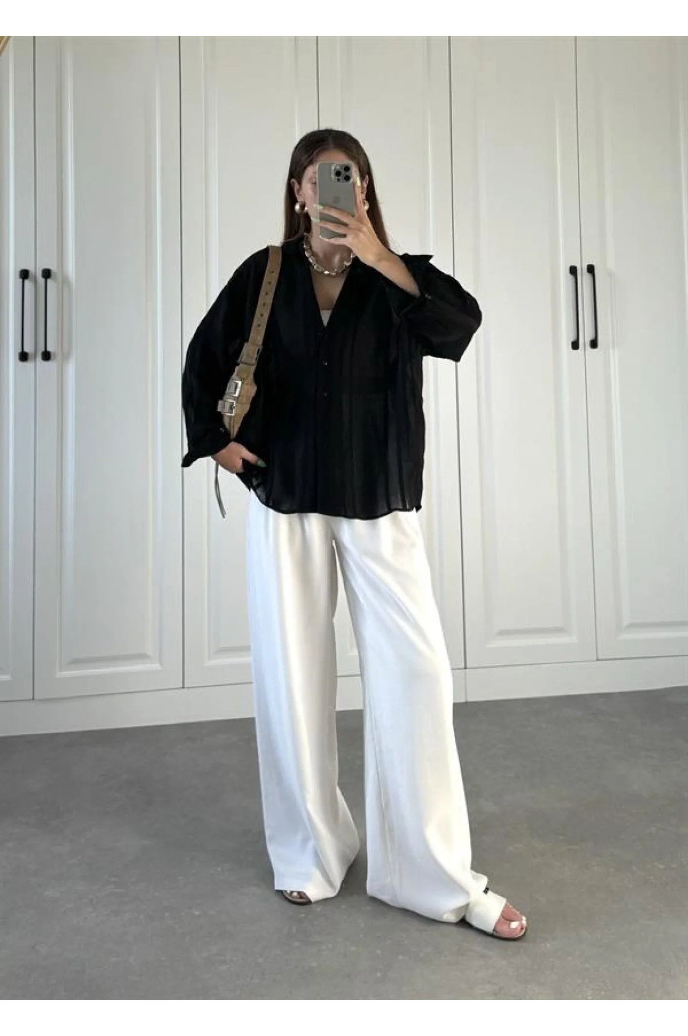 Line V Yaka Oversize Siyah Gömlek