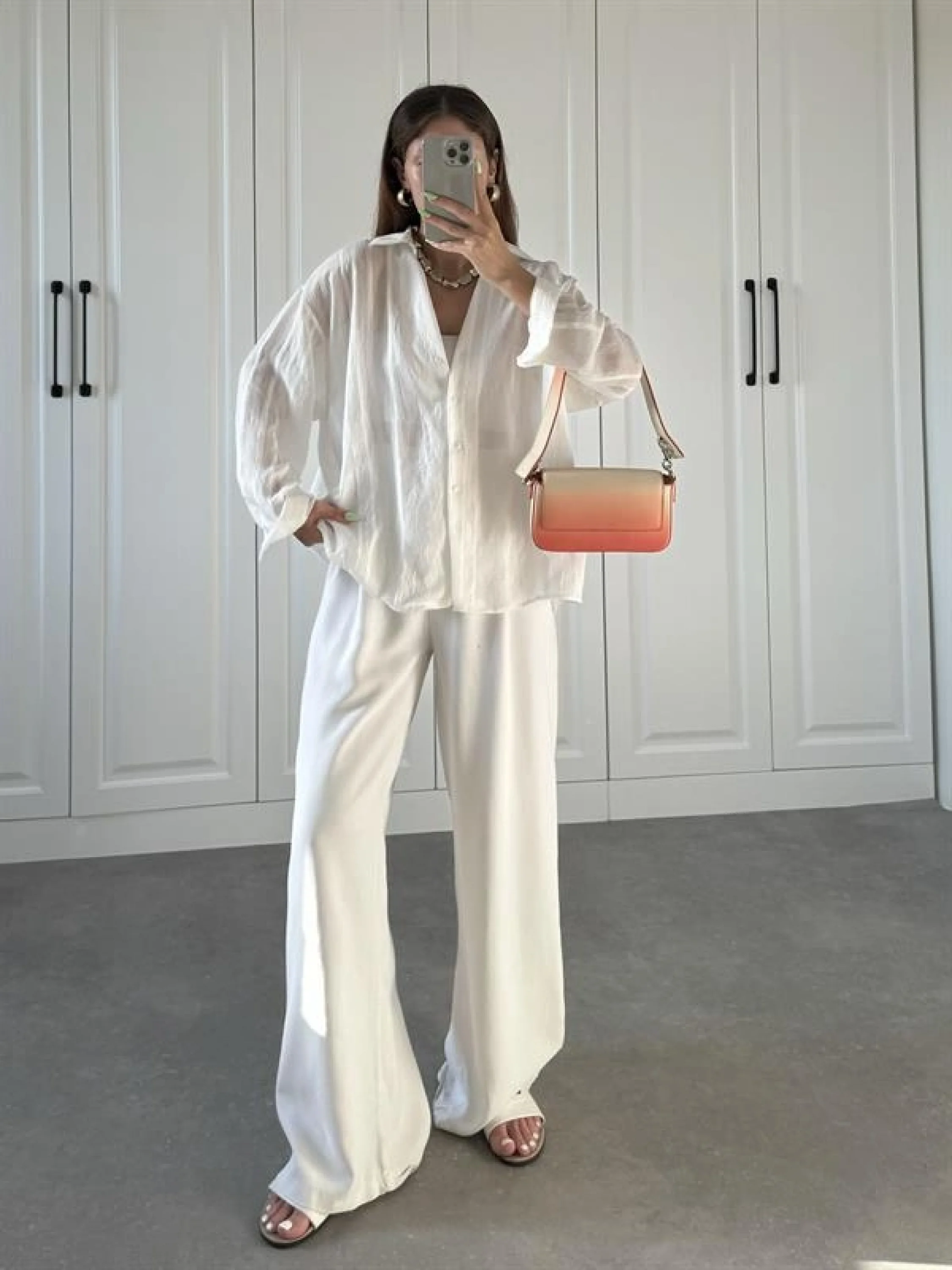 Line V Yaka Oversize Beyaz Gömlek
