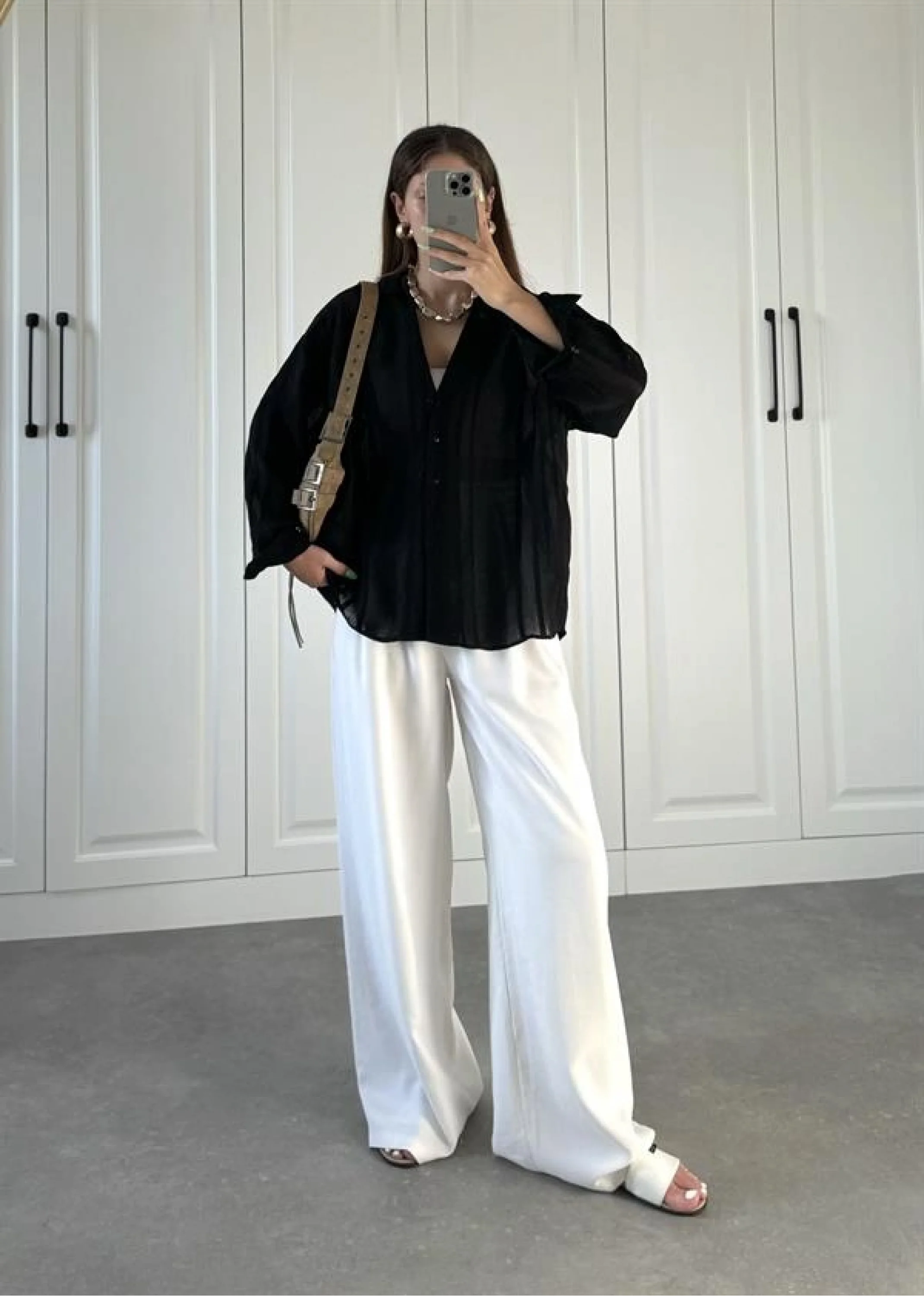 Line V Yaka Oversize Siyah Gömlek