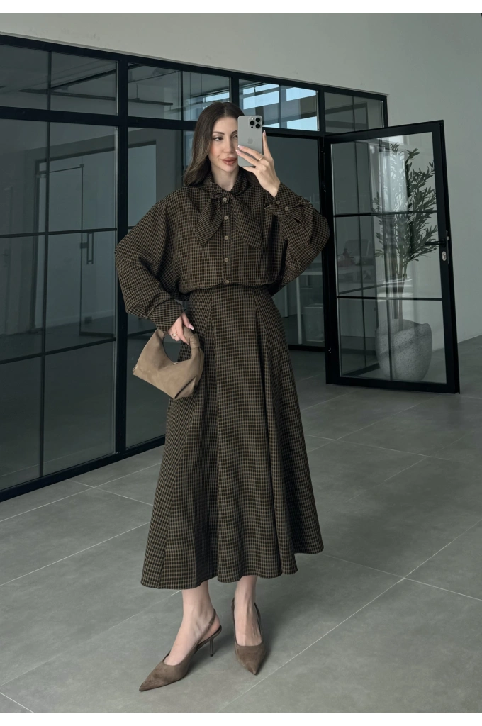 Ekose Fularlı Bej Siyah Gömlek Takım