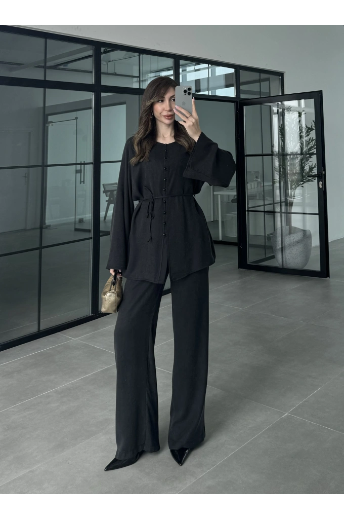 İthal Kumaş Düğme Detaylı Siyah Kuşaklı Takım