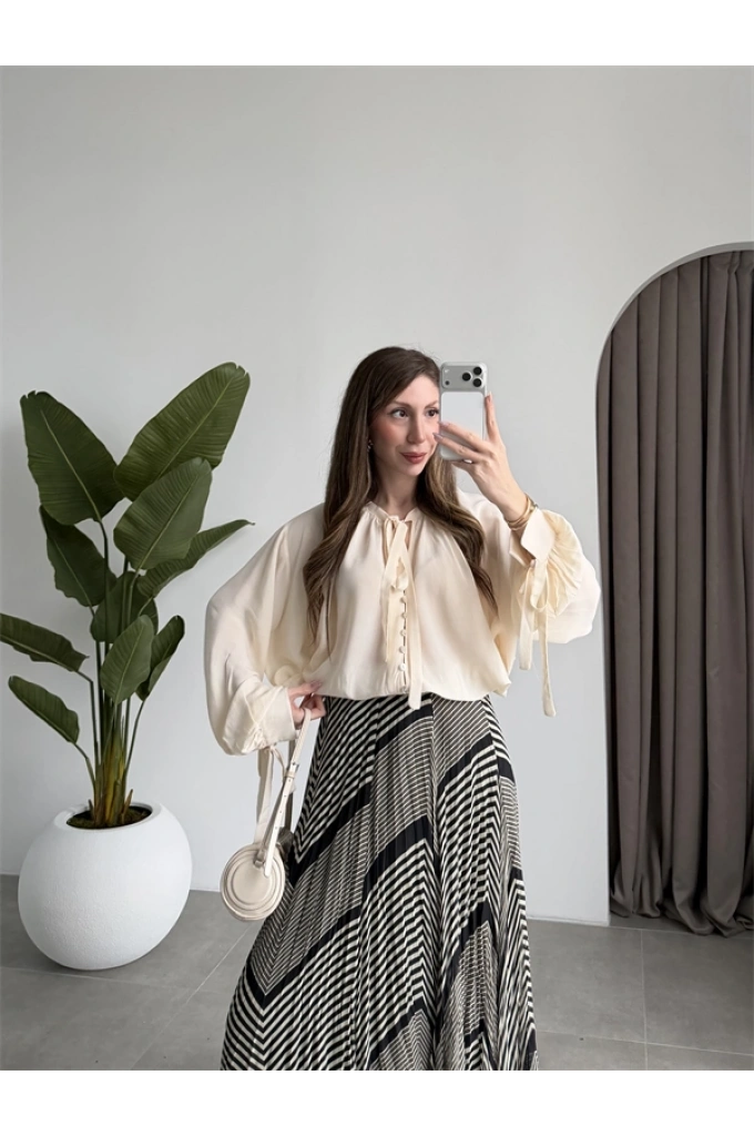 Önden Bağcıklı Ekru Bluz Gömlek