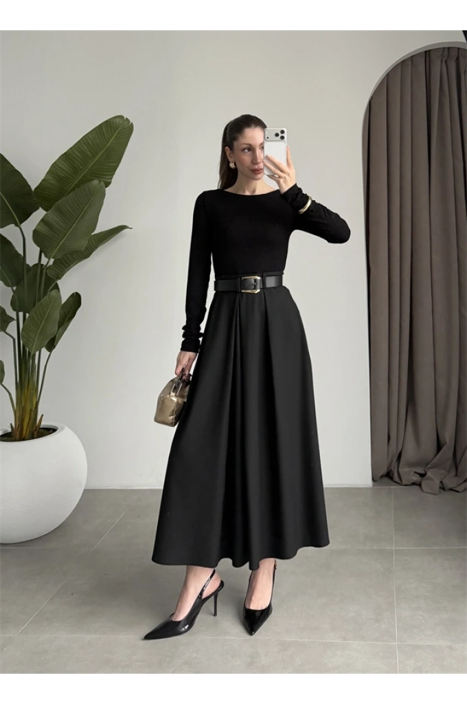 Önden Pile Detaylı Siyah Kemerli Etek