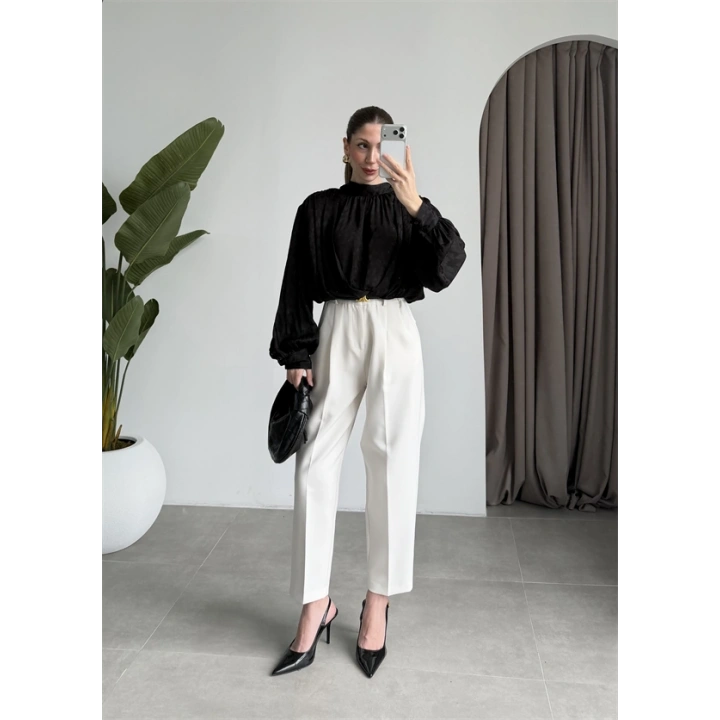 Arkadan Bağlamalı Dökümlü Siyah Bluz