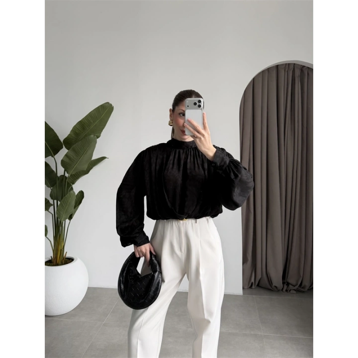 Arkadan Bağlamalı Dökümlü Siyah Bluz