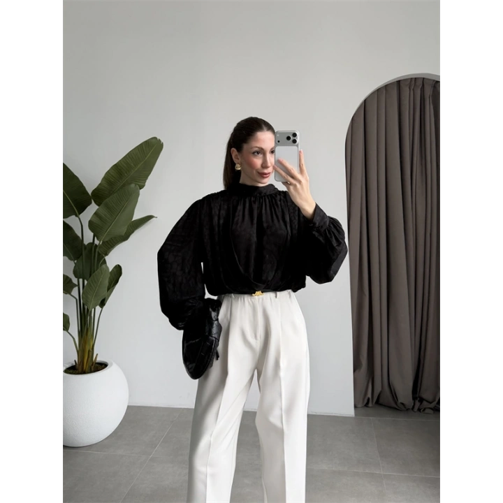 Arkadan Bağlamalı Dökümlü Siyah Bluz