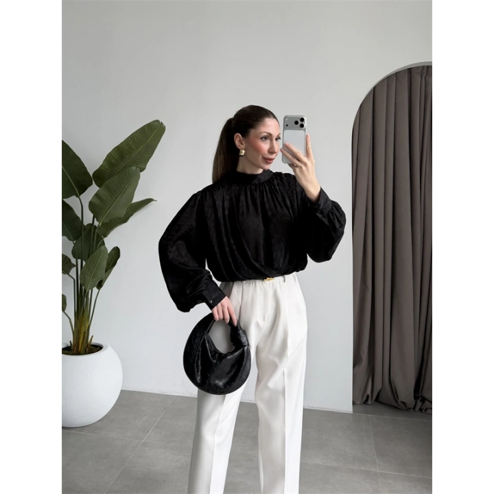 Arkadan Bağlamalı Dökümlü Siyah Bluz