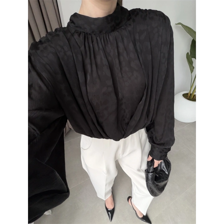 Arkadan Bağlamalı Dökümlü Siyah Bluz