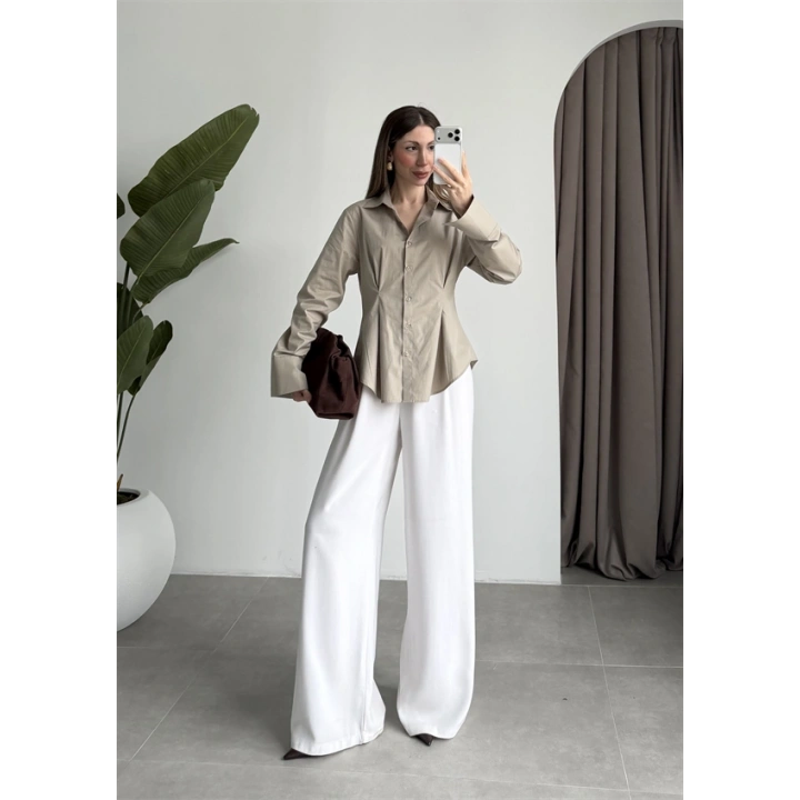 Belden Oturtmalı Pilili Bej Poplin Gömlek